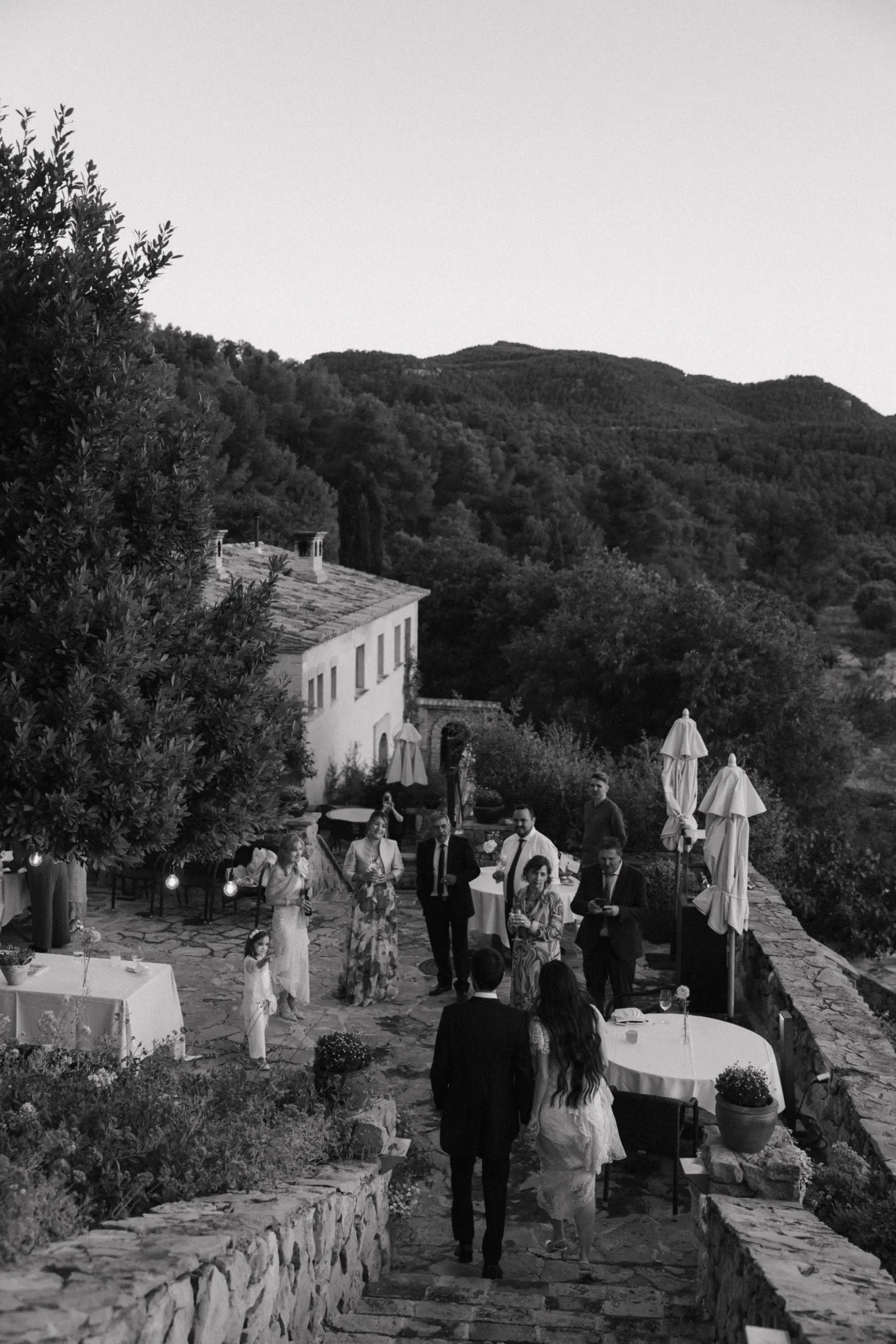 Invitados de boda pequeña en Torre del Visco, Teruel, compartiendo momentos en la recepción
