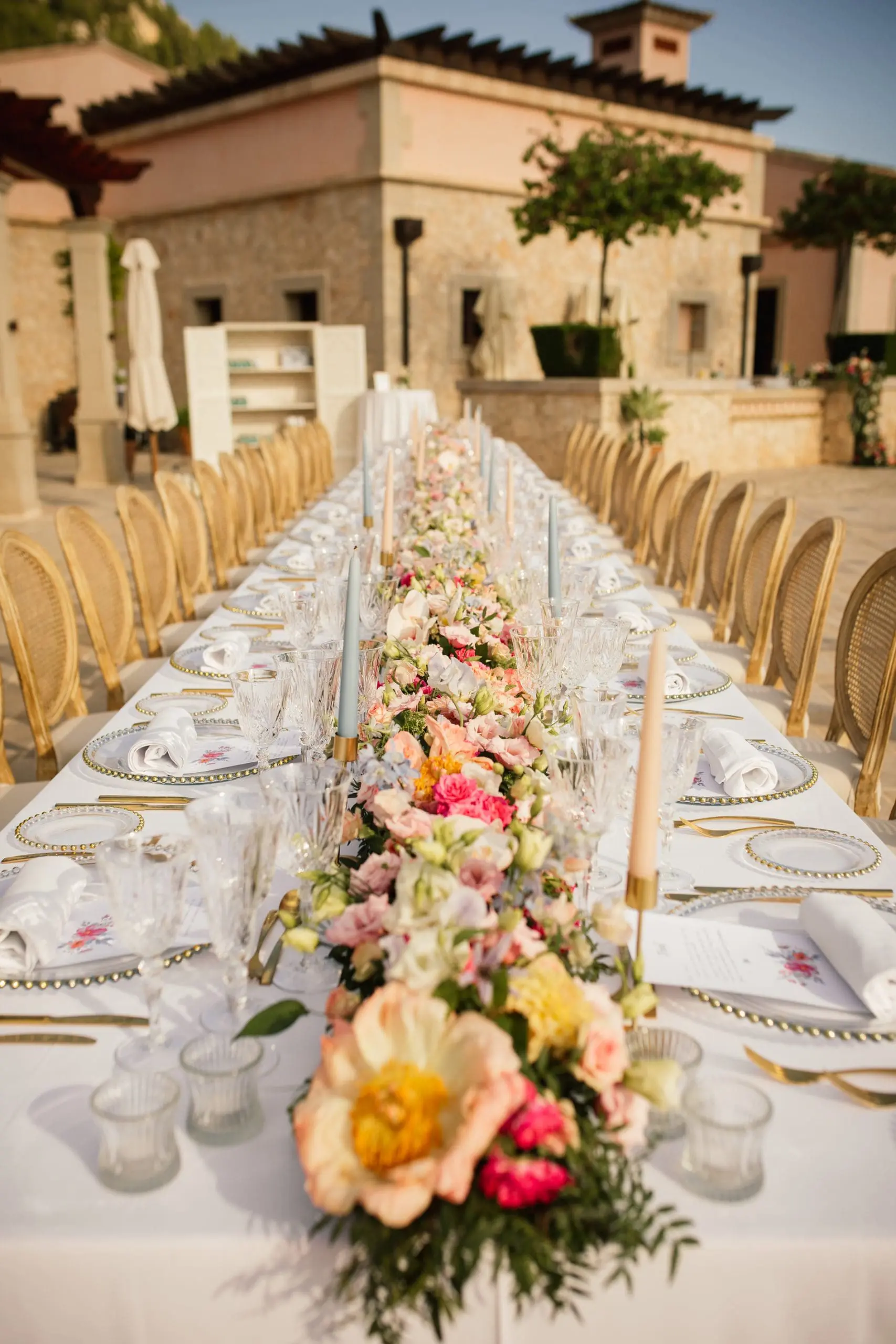 Mesa de banquete decorada para una boda íntima en Cap Vermell Grand Hotel, Mallorca.