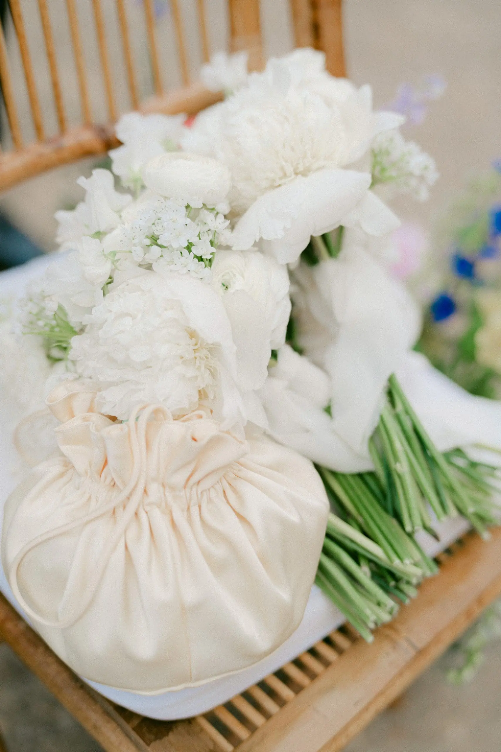 Ramo de novia junto a un saquito con regalos en una boda china.