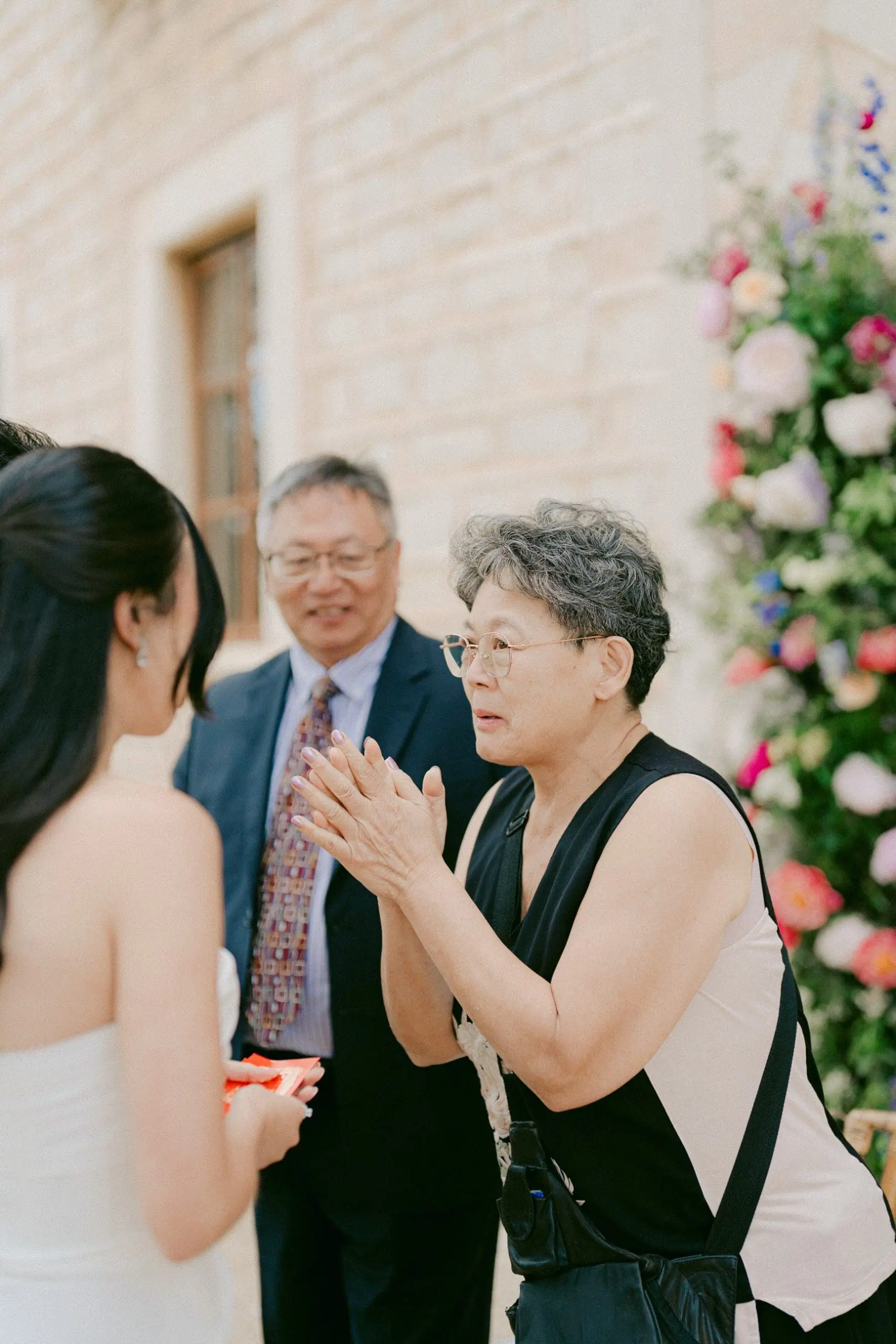 Padres del novio dando las gracias a los novios durante la ceremonia del té en una boda china.