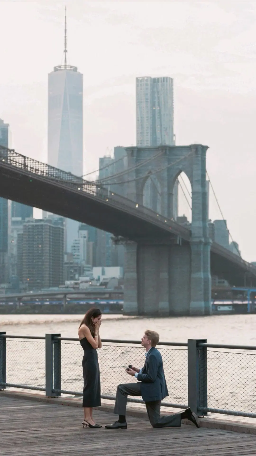Pedida de mano original frente al Puente de Brooklyn, Nueva York.