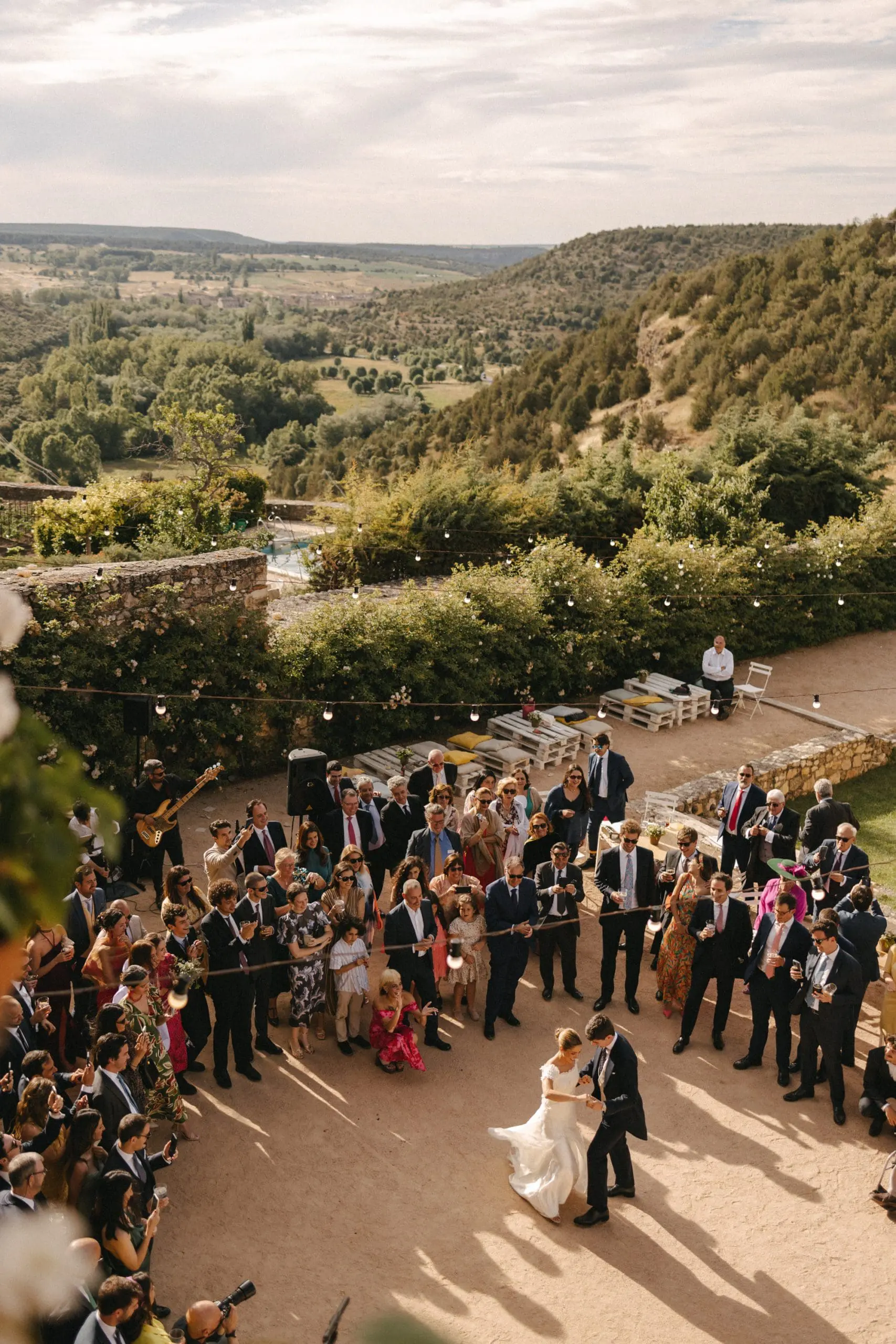 Recepción de boda al aire libre con música en vivo y vistas panorámicas