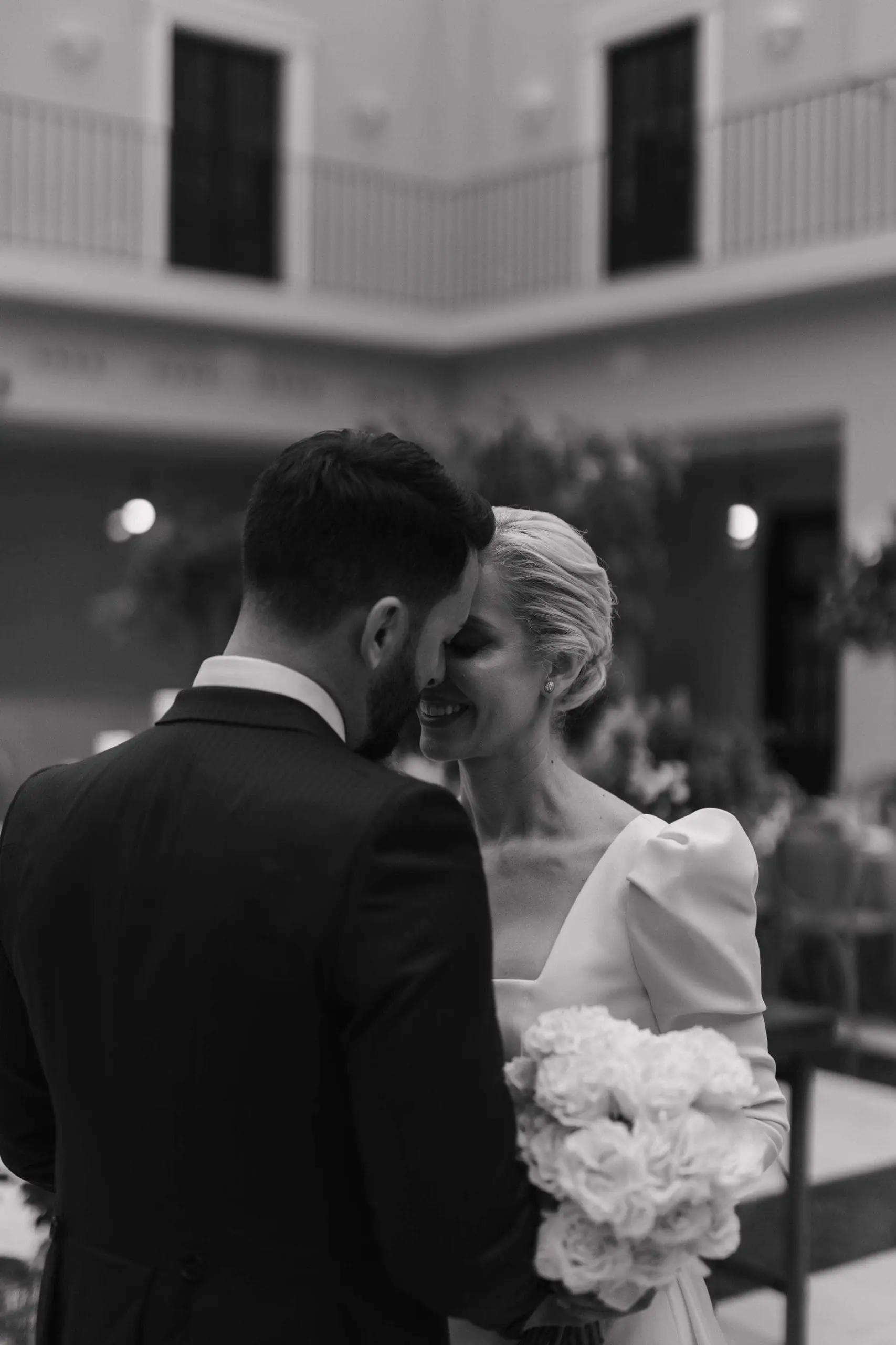 Pareja de recién casados compartiendo un momento íntimo