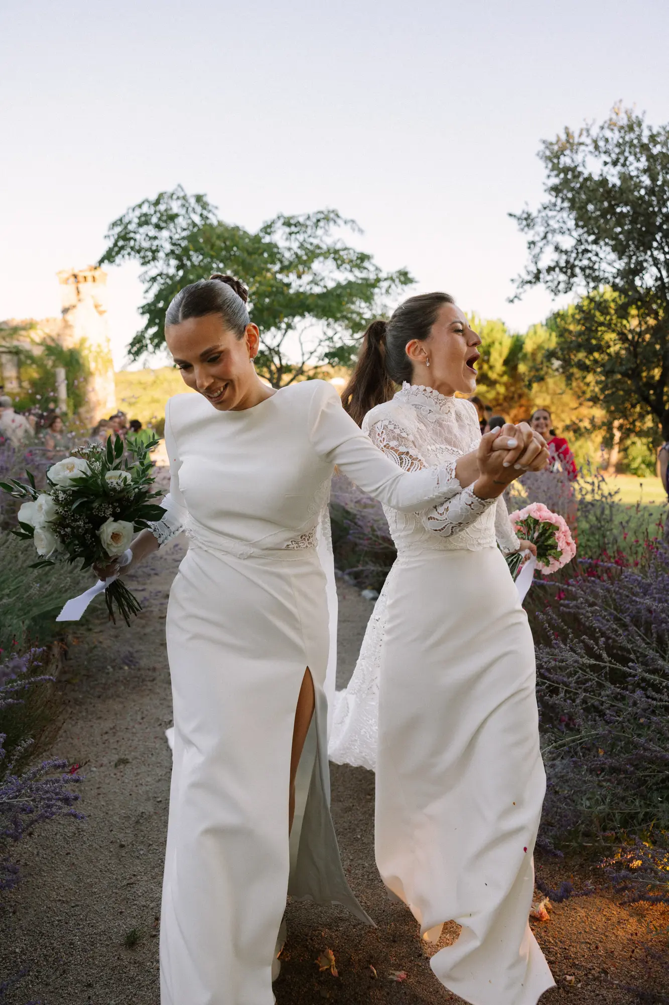 Dos novias celebrando juntas su boda al aire libre