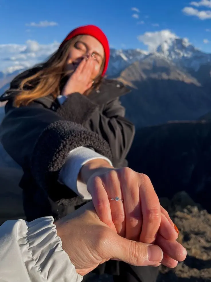 La emoción de una pedida de mano original capturada en un anillo halo.