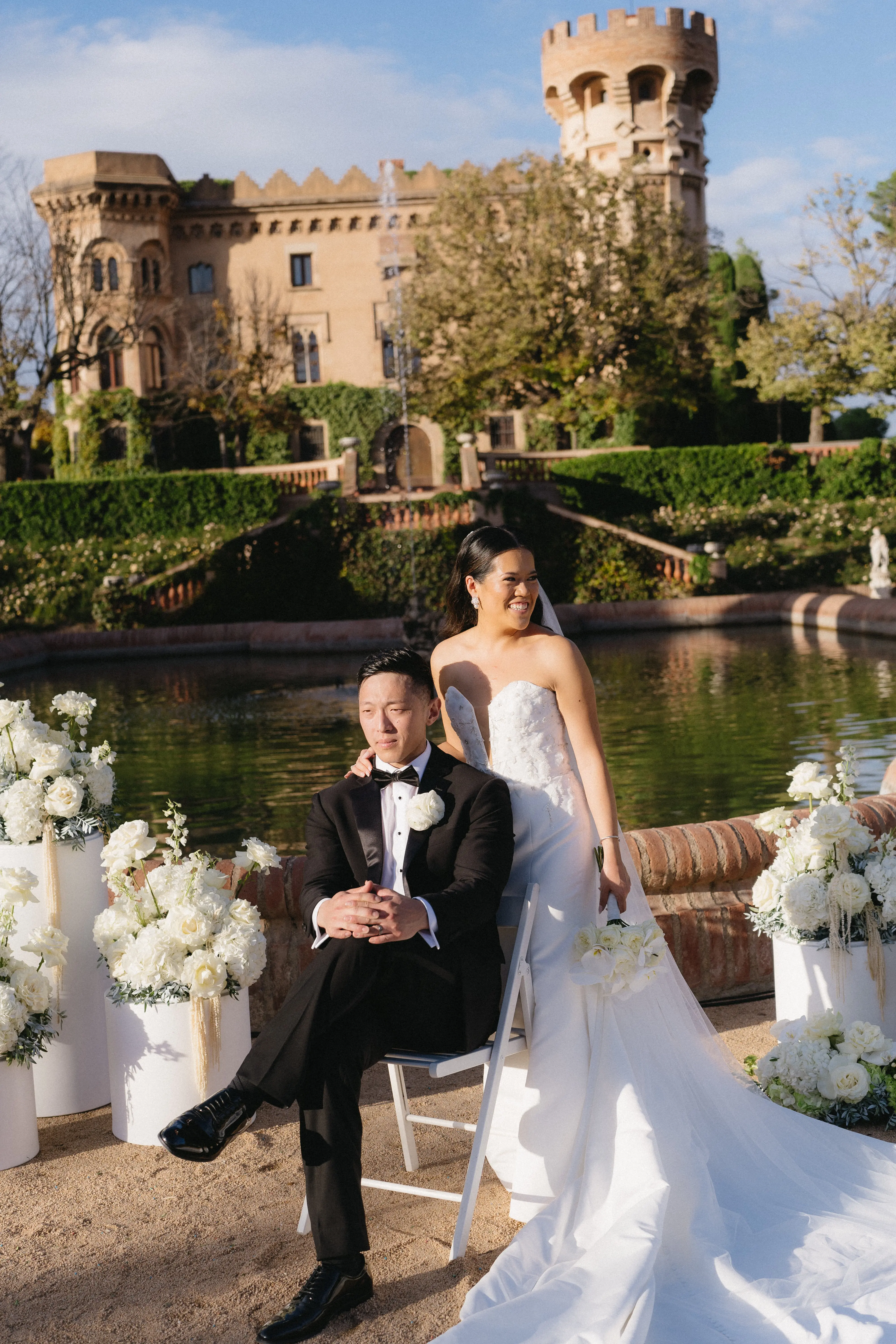 Fotografía torcida de una boda en el Castell de Sant Marçal, estilo artístico acorde a las tendencias de boda 2025.