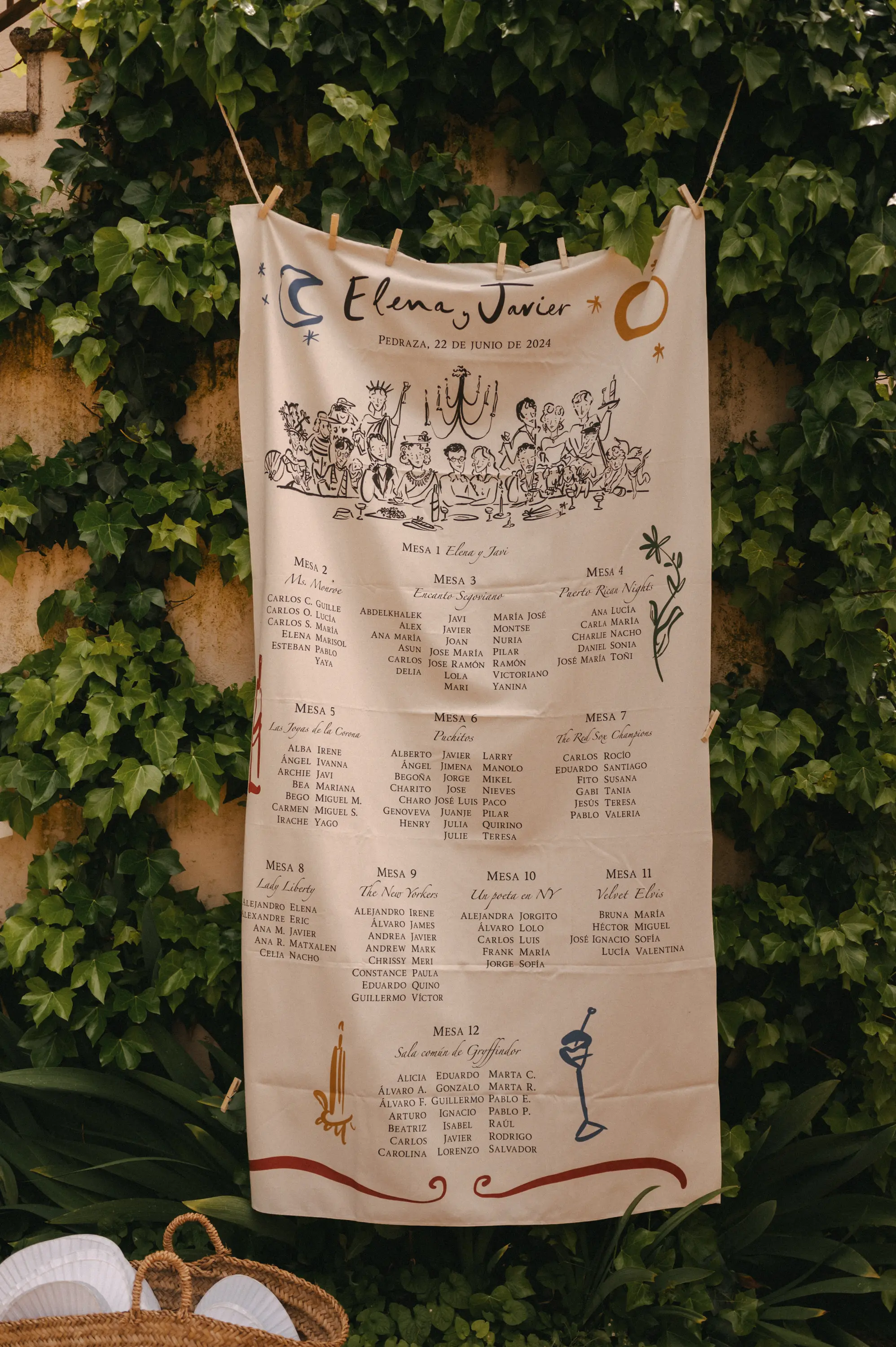 Seating plan de boda pintado a mano con temática de la pareja, diseño personalizado acorde a las tendencias de boda 2025.