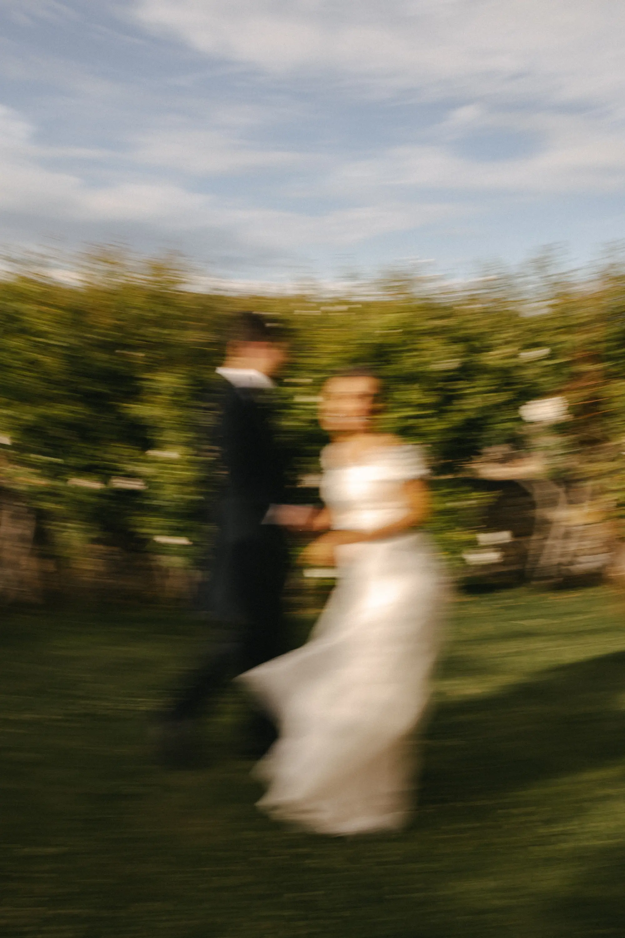 Imagen desenfocada intencionalmente durante una boda, un estilo artístico destacado en las tendencias de boda 2025.