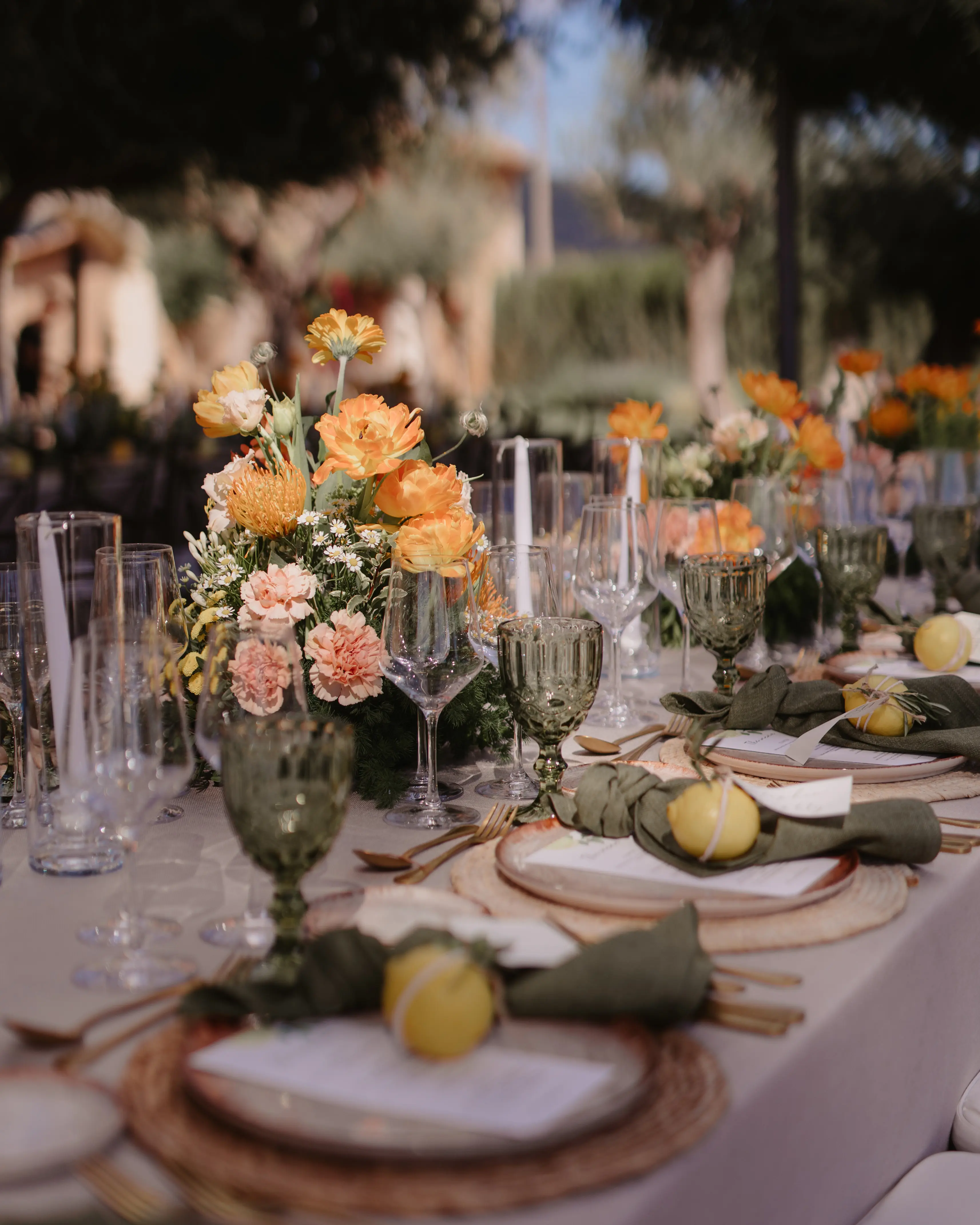 Wedding table decor in Mallorca, an example of planning showcased in Bouclé’s online wedding planner course.