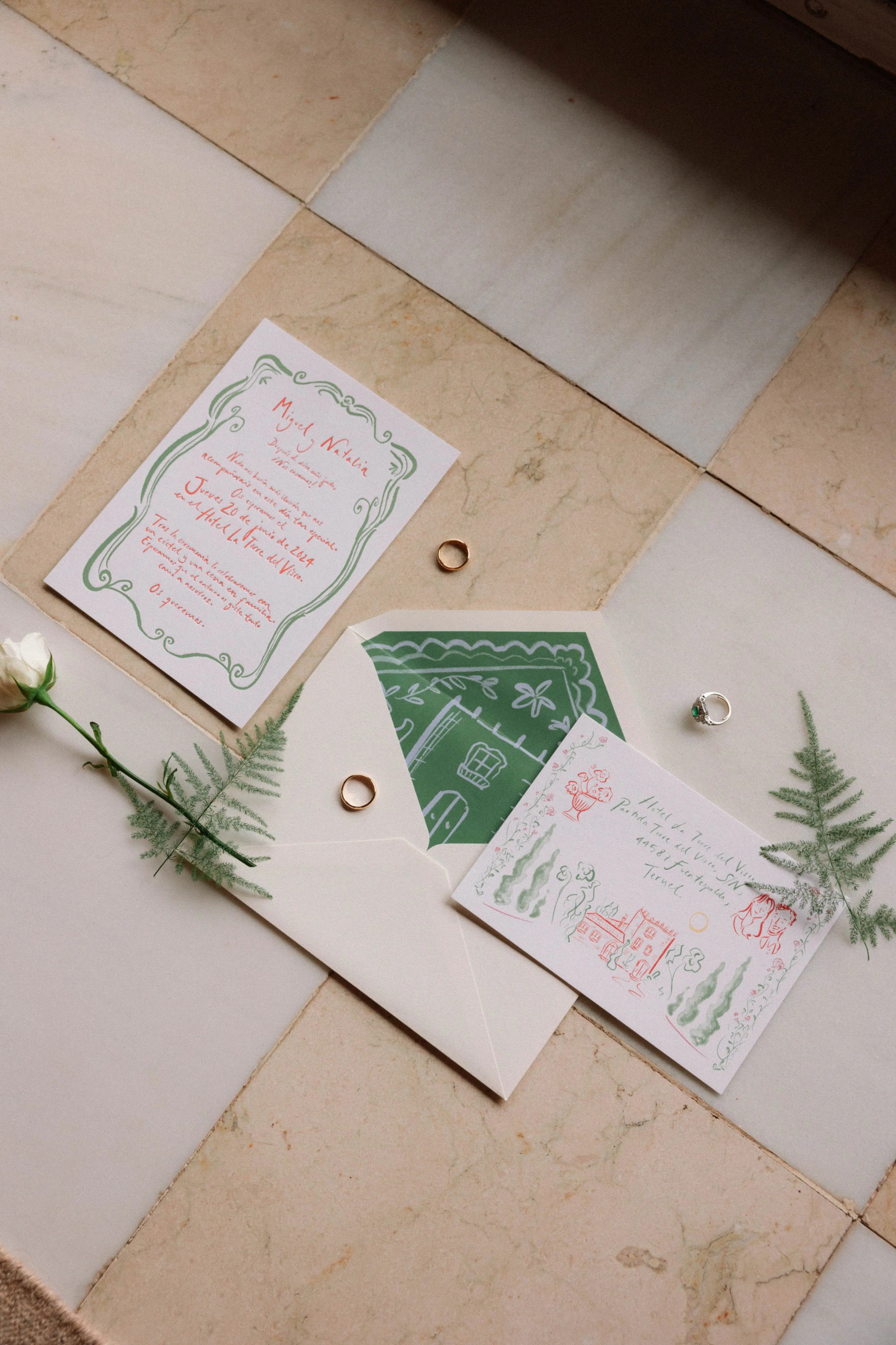 Invitación de boda pintada a mano con ilustración de paisajes naturales, estilo artesanal de las tendencias de boda 2025.