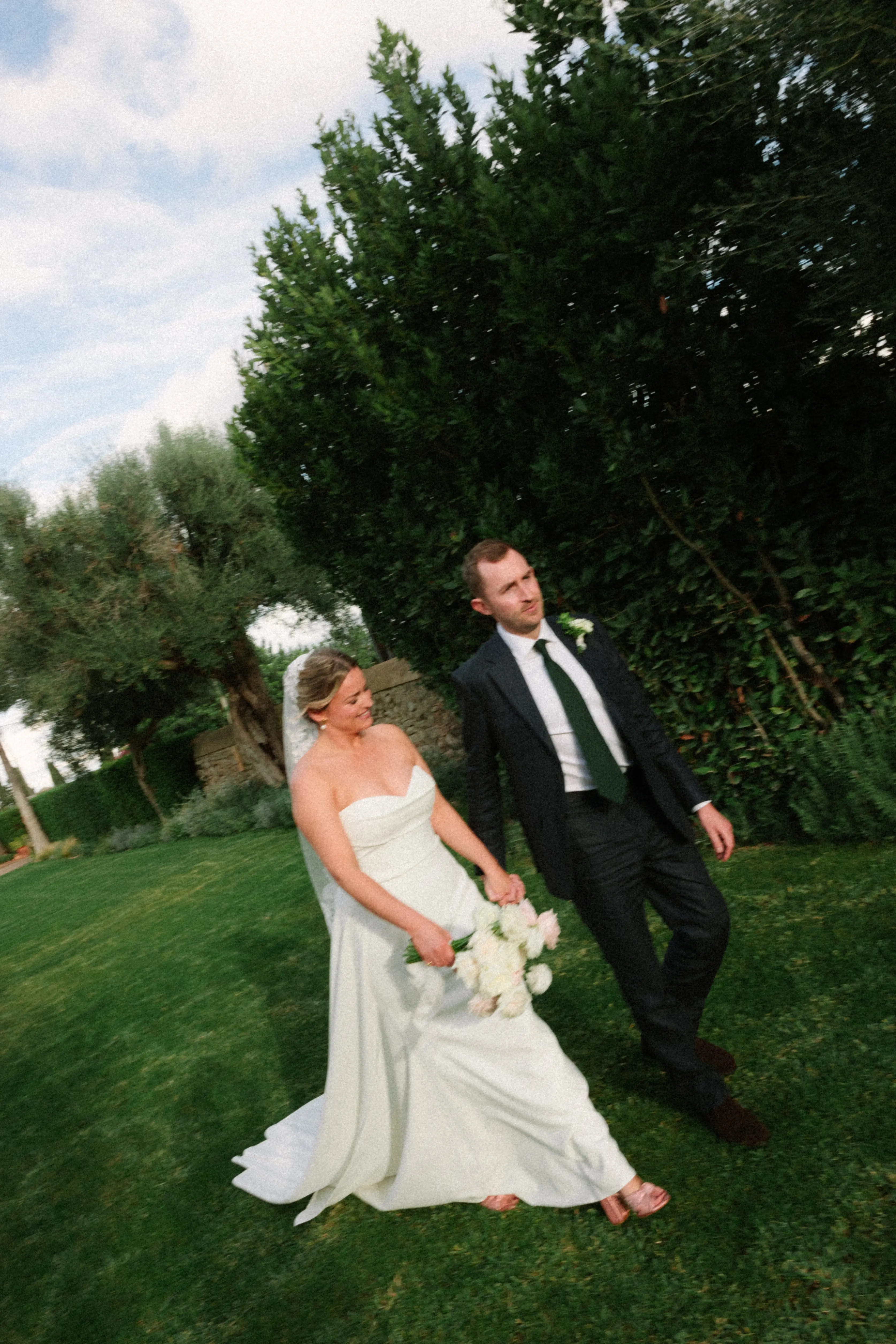 Fotografía artística de boda con una toma torcida, destacando el movimiento y las emociones según las tendencias de boda 2025.