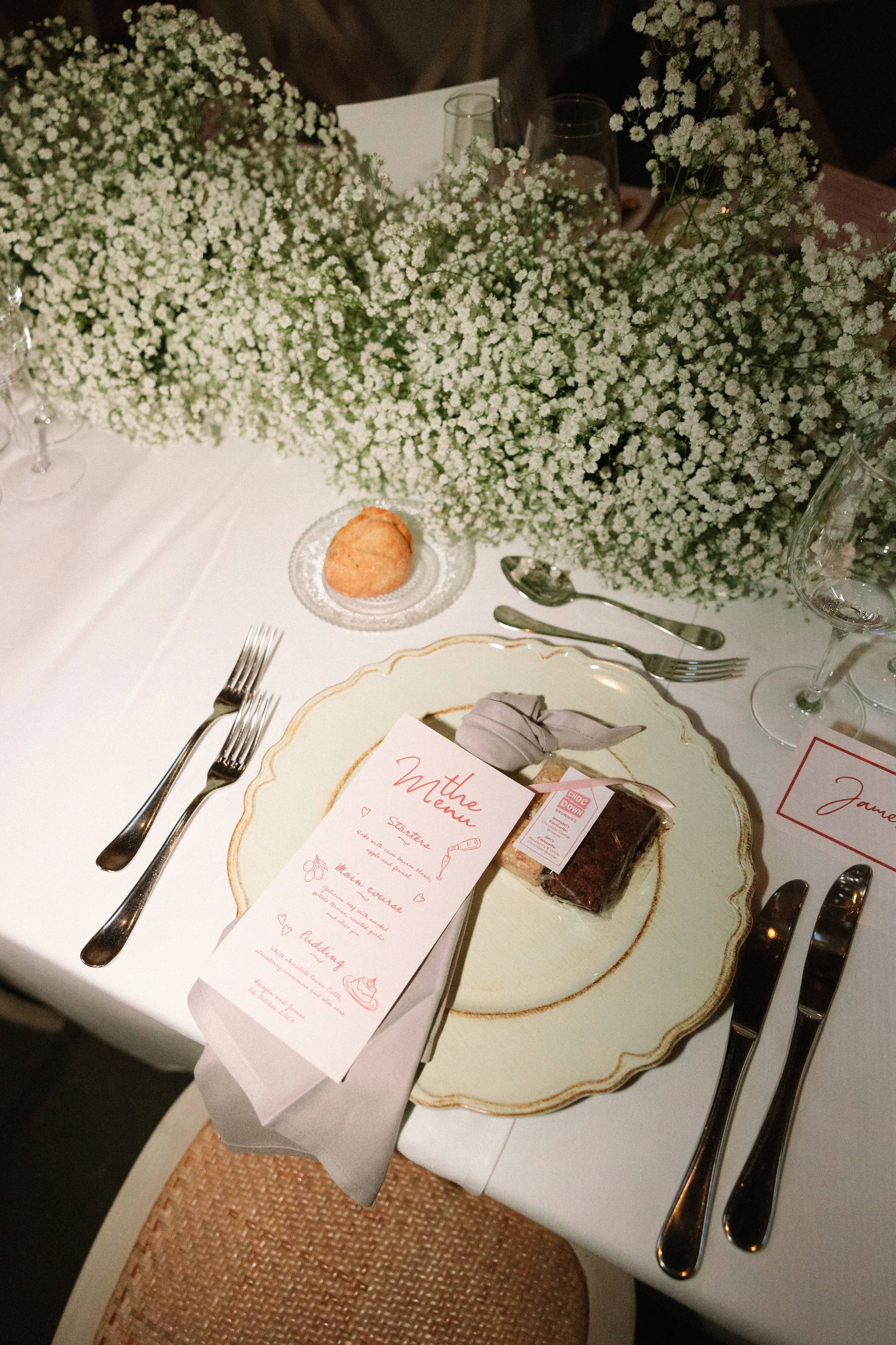 Minuta de boda pintada a mano con diseño floral en acuarela, detalle elegante y personalizado según las tendencias de boda 2025.