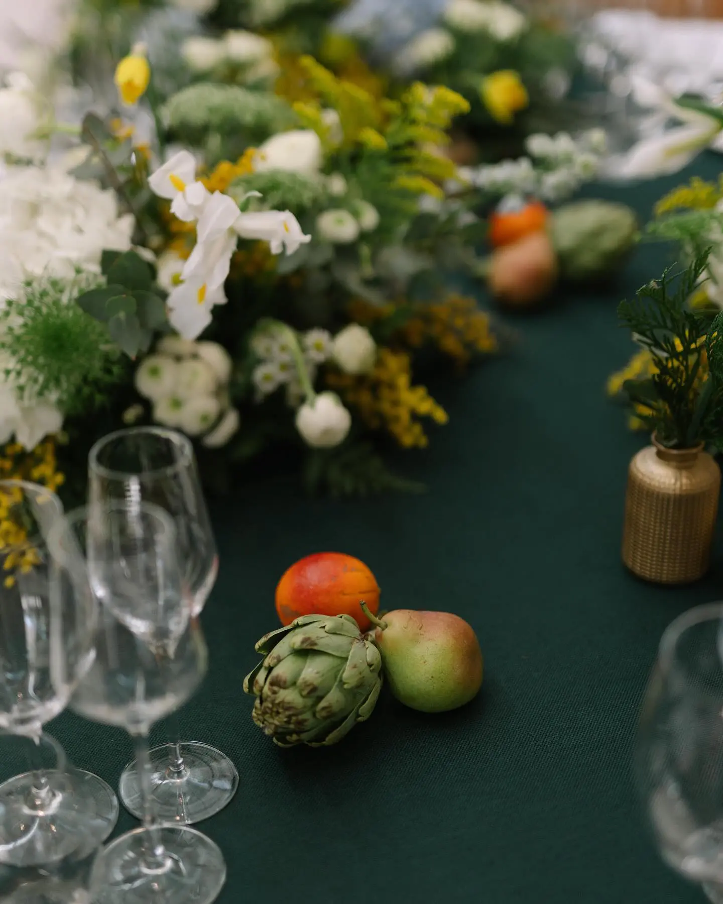 Decoración de boda con alcachofas, peras y detalles naturales como centro de mesa, tendencia destacada en bodas 2025.