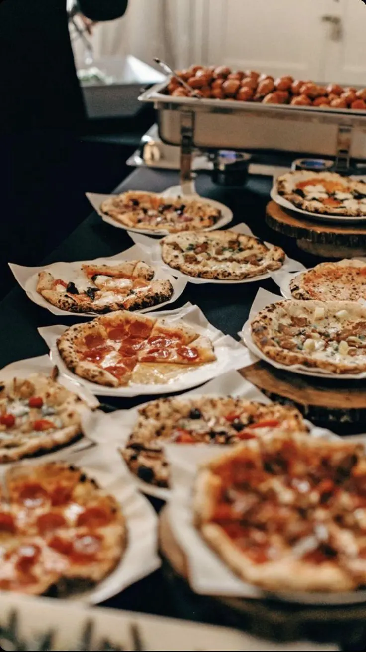 Mini pizzas variadas servidas en platos individuales, una excelente opción para la recena de boda.