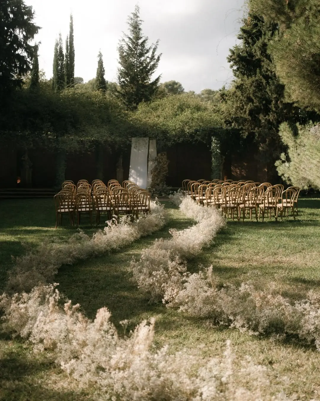 Configuración de sillas para la ceremonia de boda en un jardín, ideal para decidir cómo hacer la lista de invitados de boda sin dramas.