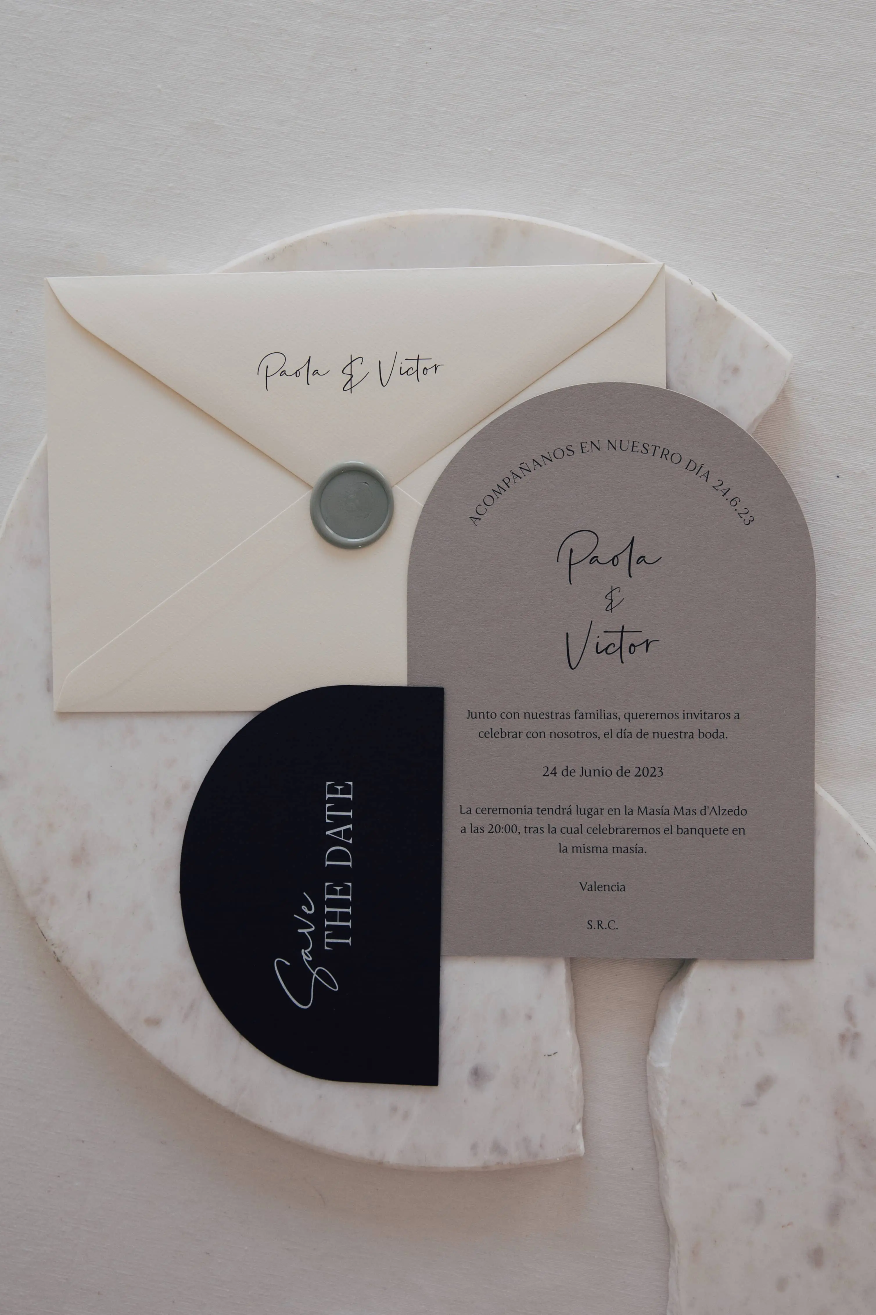 Invitaciones de boda con sobre blanco, tipografía moderna y sello de cera.
