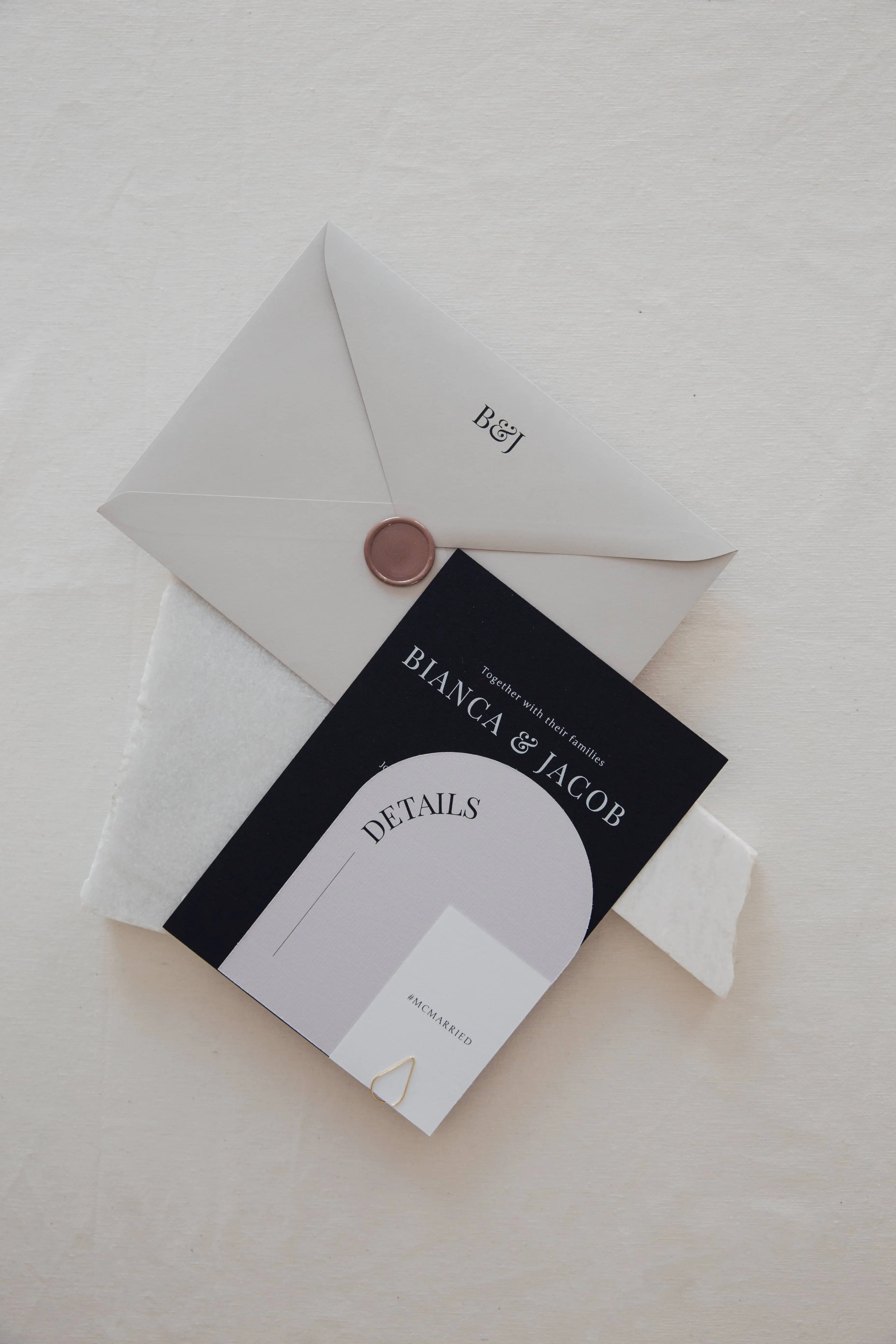 Invitaciones de boda con detalles en negro y gris, sobre elegante y diseño minimalista.