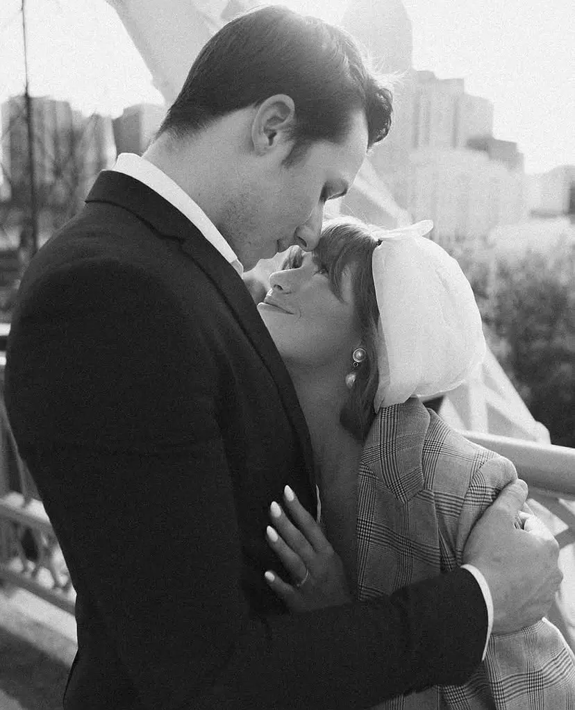 Mirada intensa entre pareja de novios abrazados