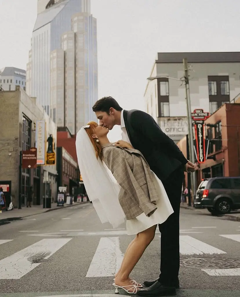 Pareja besándose en un paso de peatones en plena ciudad