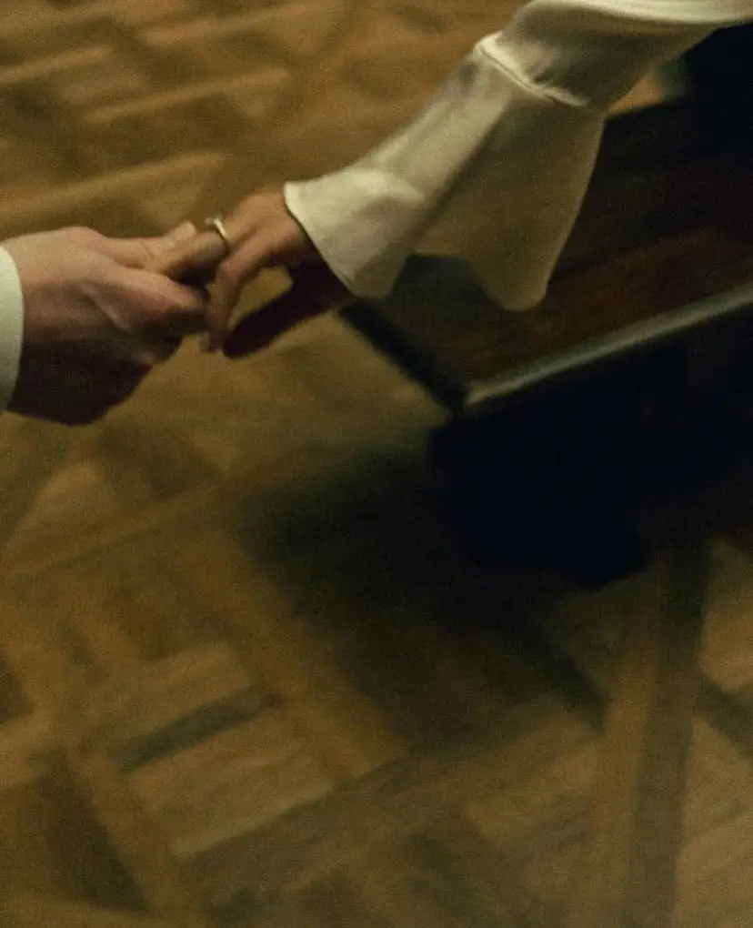 Detalle de dos manos entrelazadas con ternura