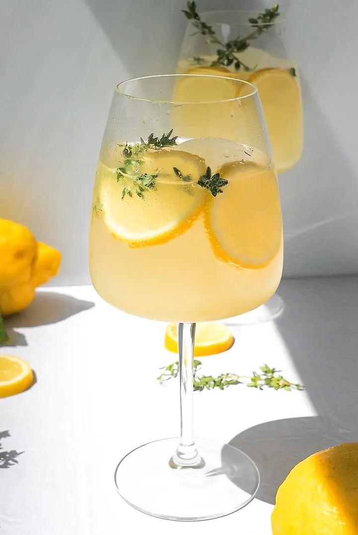 Limoncello Spritz, cóctel de boda refrescante y cítrico.