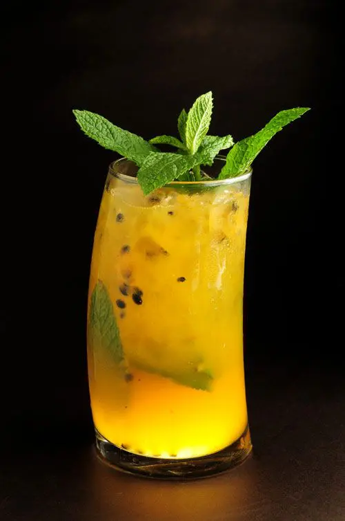 Mojito de maracuyá, cocktail de boda tropical y exótico.