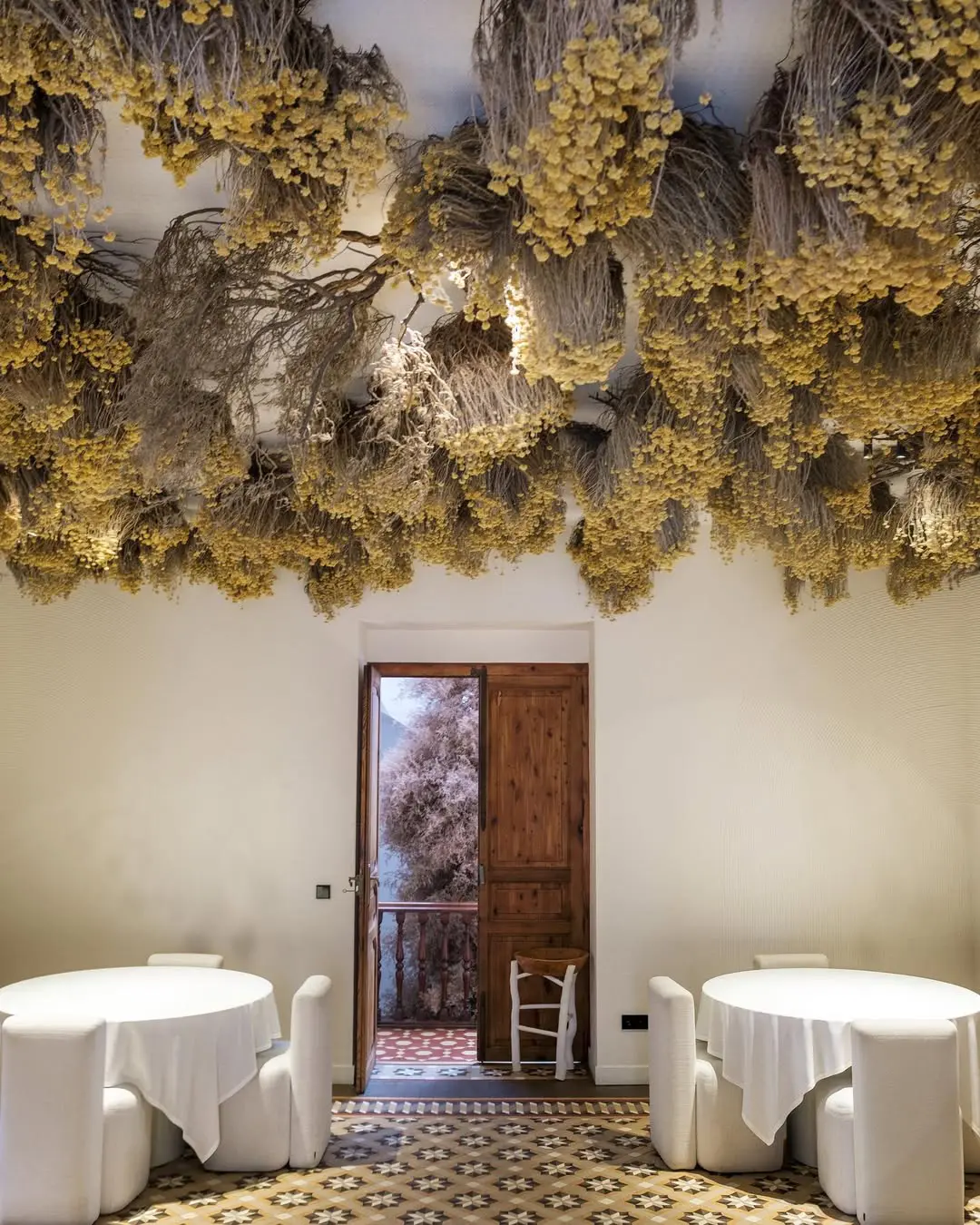 Interior de terraza gourmet con decoración floral y ambiente íntimo en Valencia