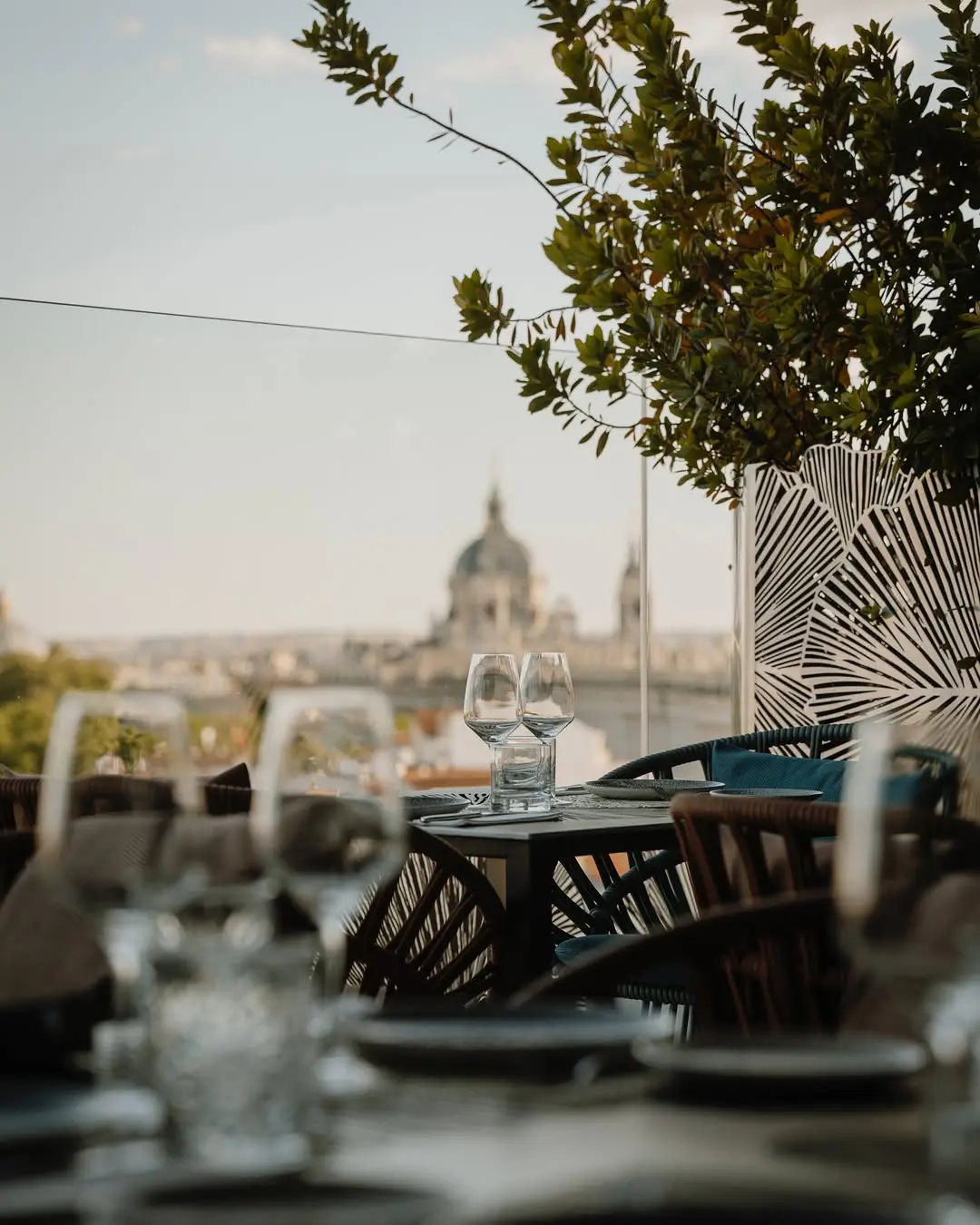 Mesa con vistas al Palacio Real desde una terraza romántica de Madrid
