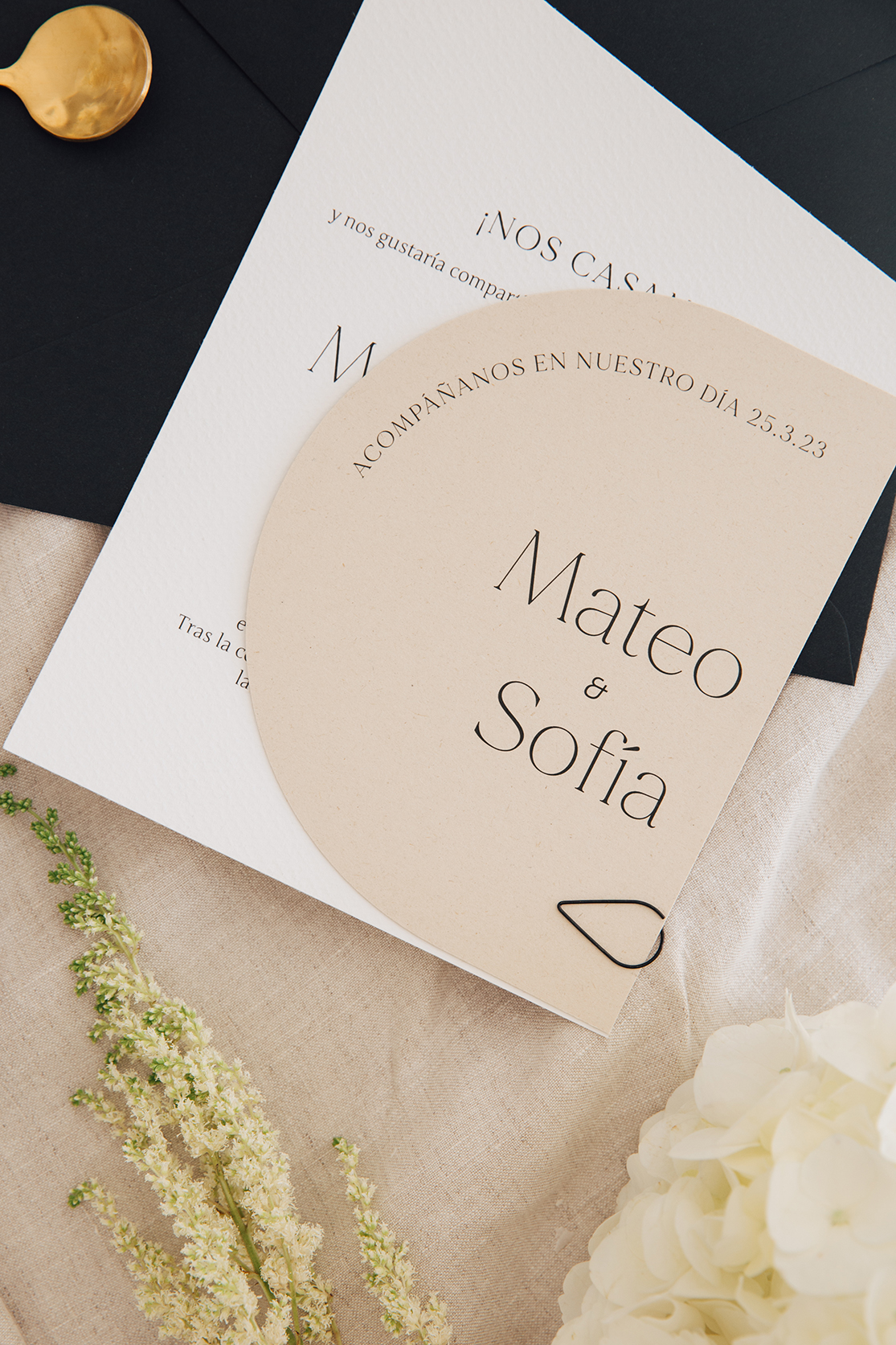 Invitación de boda minimalista y personalizada en tonos crema.