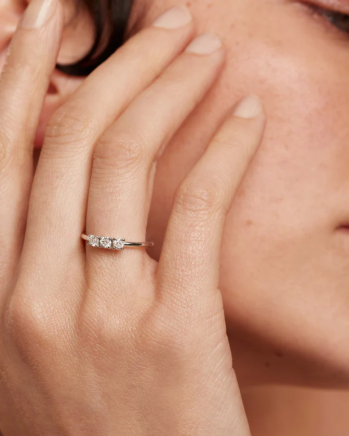 Anillo de compromiso de Pdpaola con tres diamantes engarzados