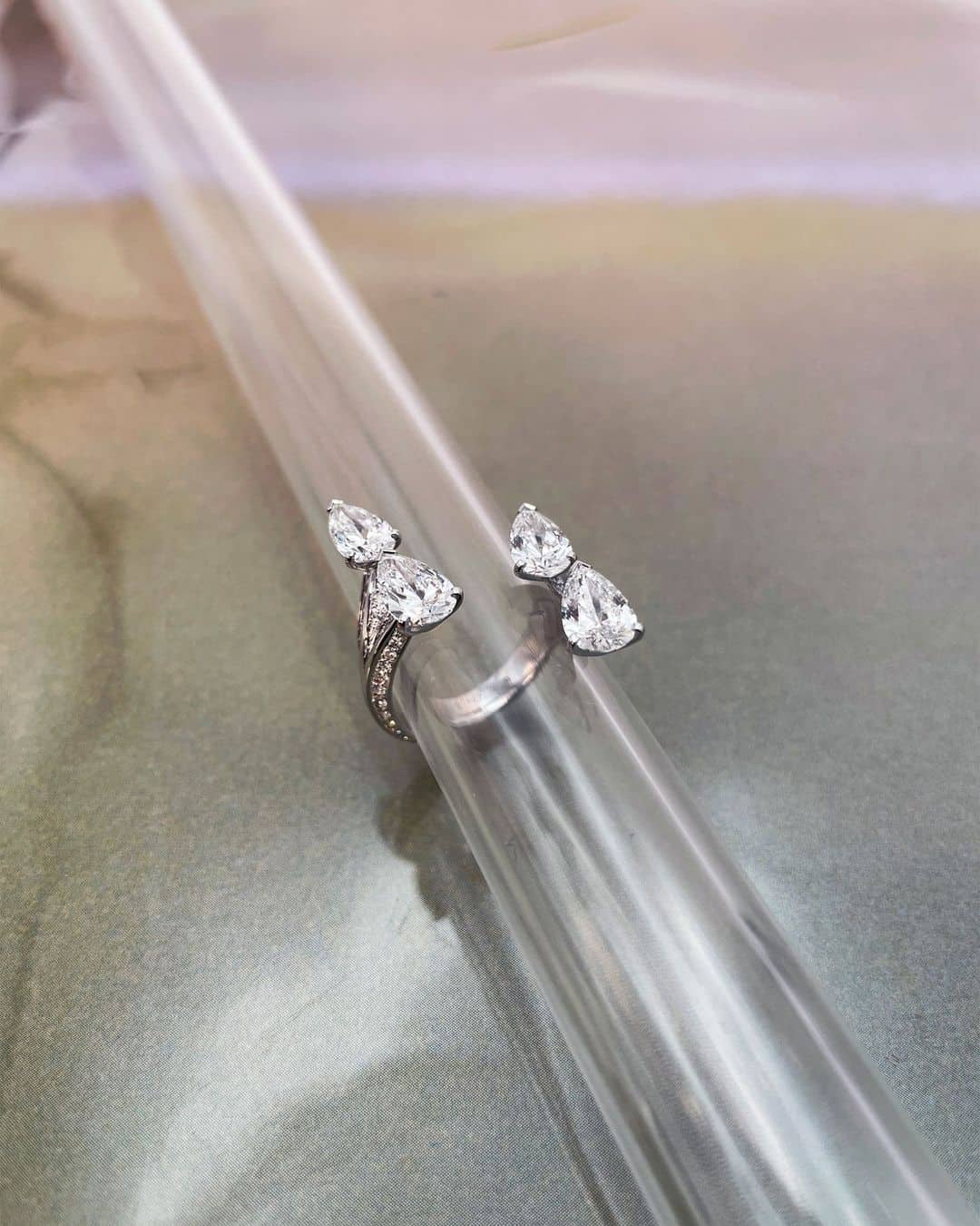 Anillo de compromiso abierto con diamantes de Tamara Falcó, diseñado por Repossi