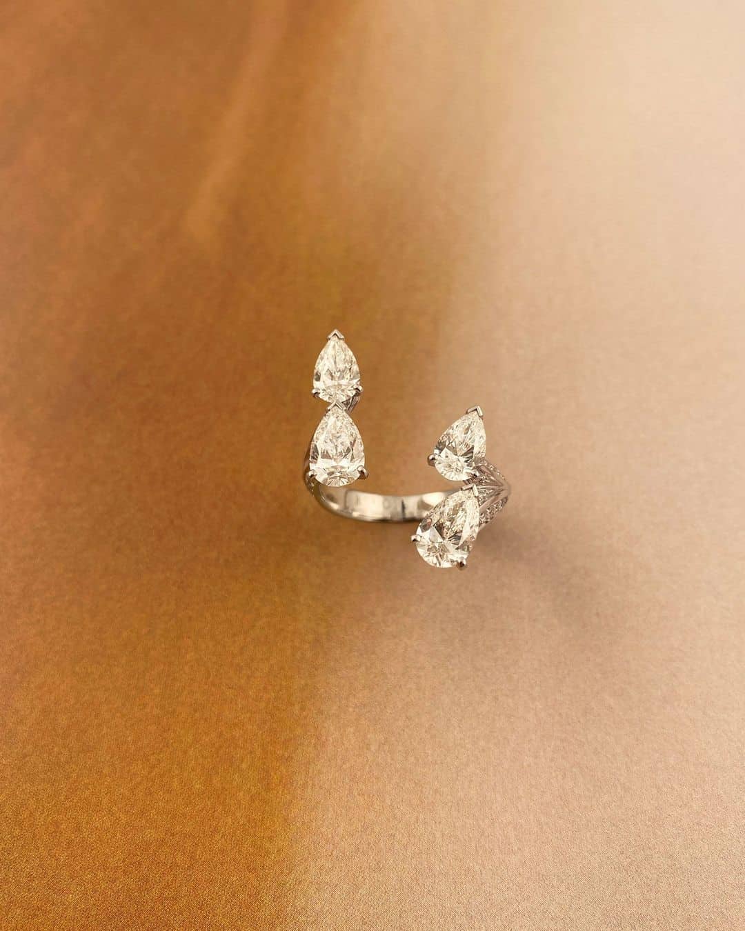 Anillo de compromiso abierto con diamantes en primer plano de Repossi"