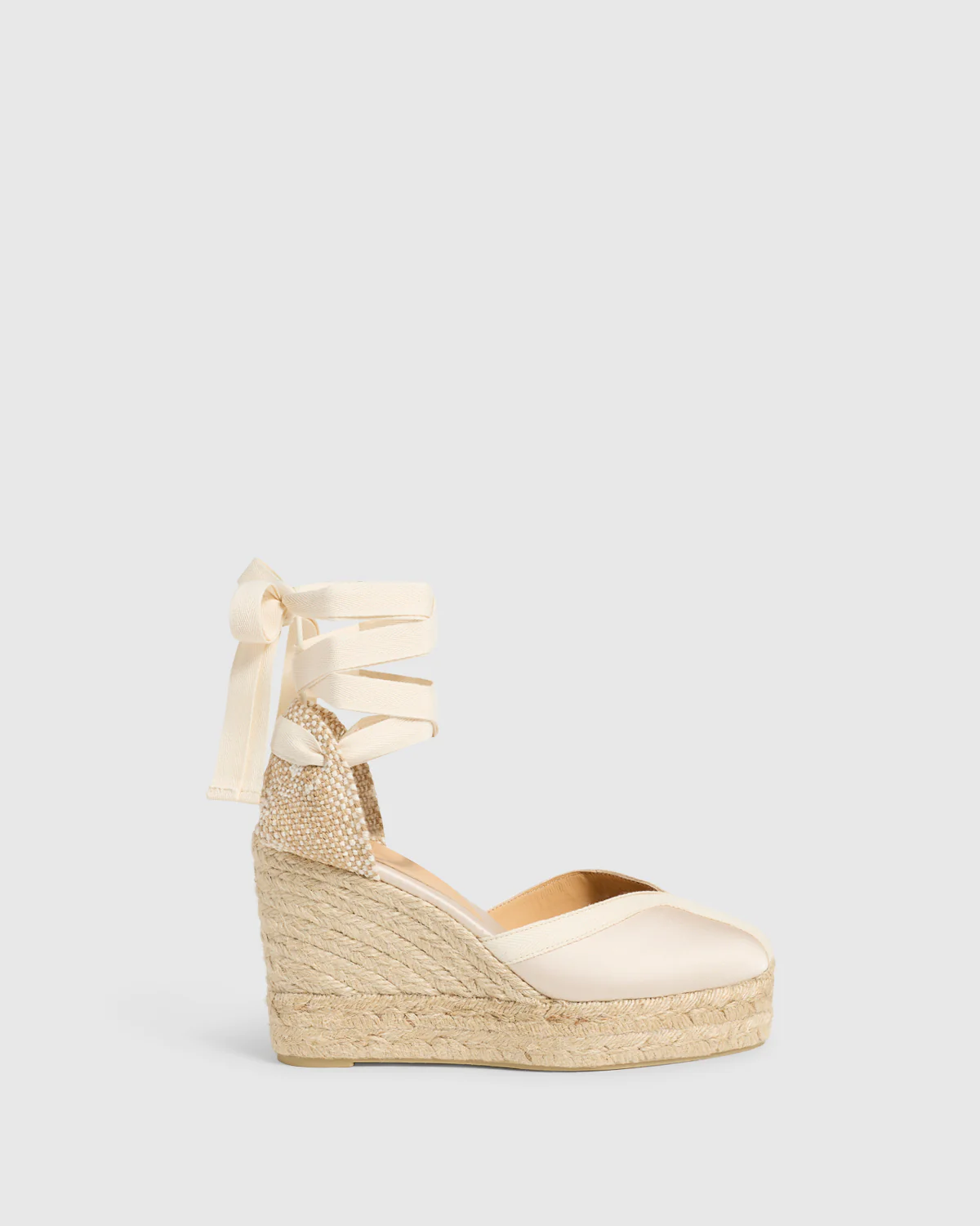 Alpargatas de novia Castañer Carmen con escote en V y cierre de doble cinta al tobillo