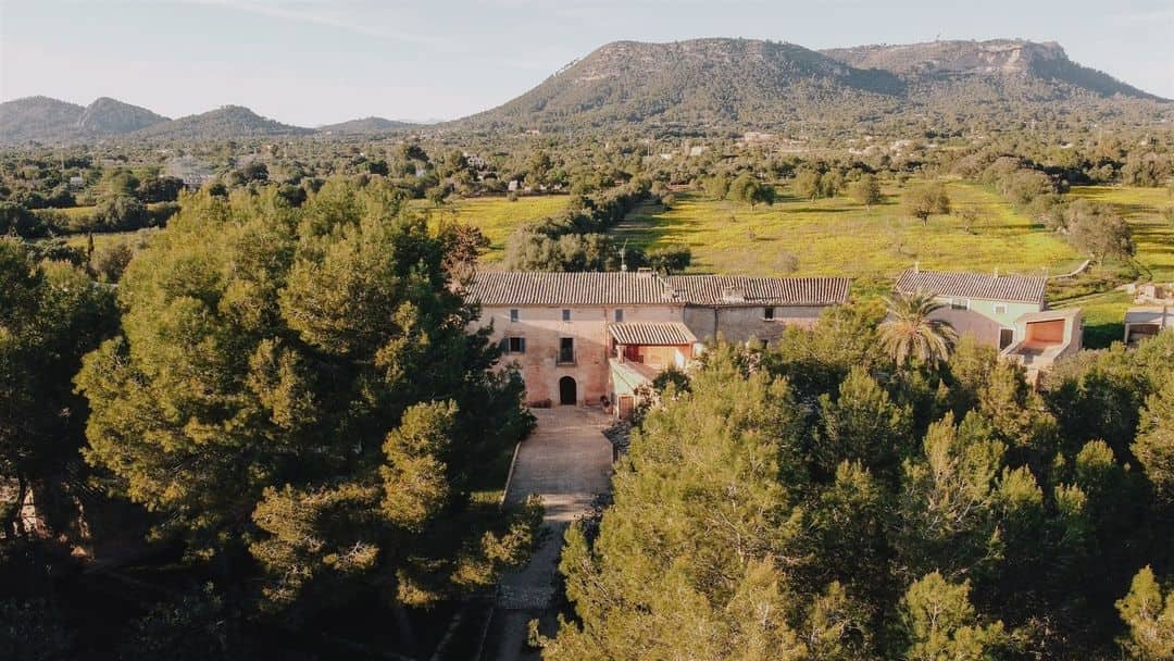 Vista aérea de Finca Son Sampol en Mallorca, rodeada de exuberante vegetación.