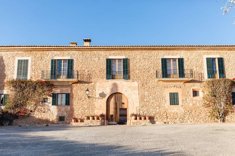 Elegante fachada de piedra de Finca Es Cabàs en Mallorca.