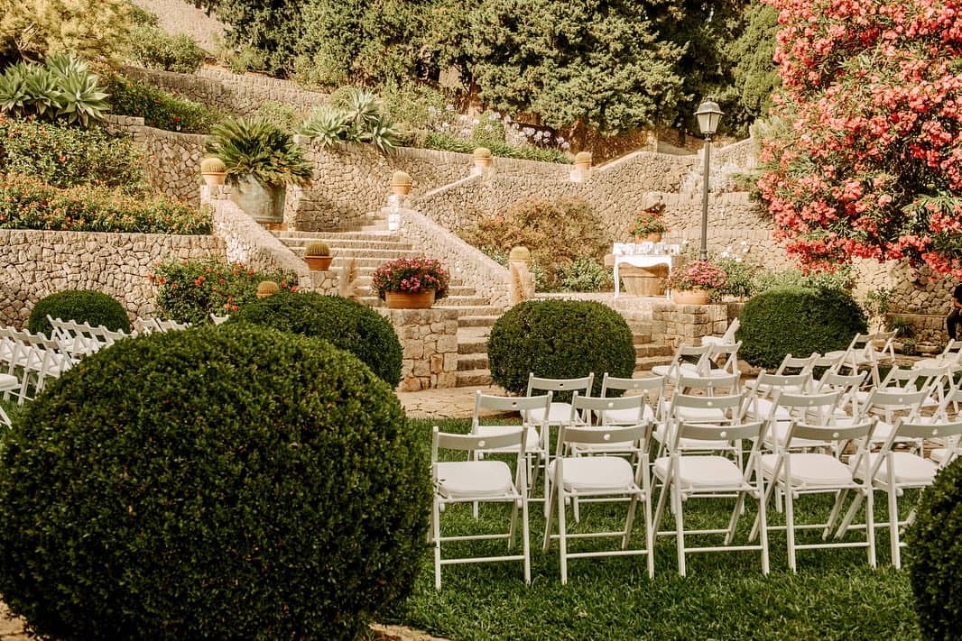 Ceremonia civil en los jardines de Finca Son Berga en Mallorca, rodeados de naturaleza.