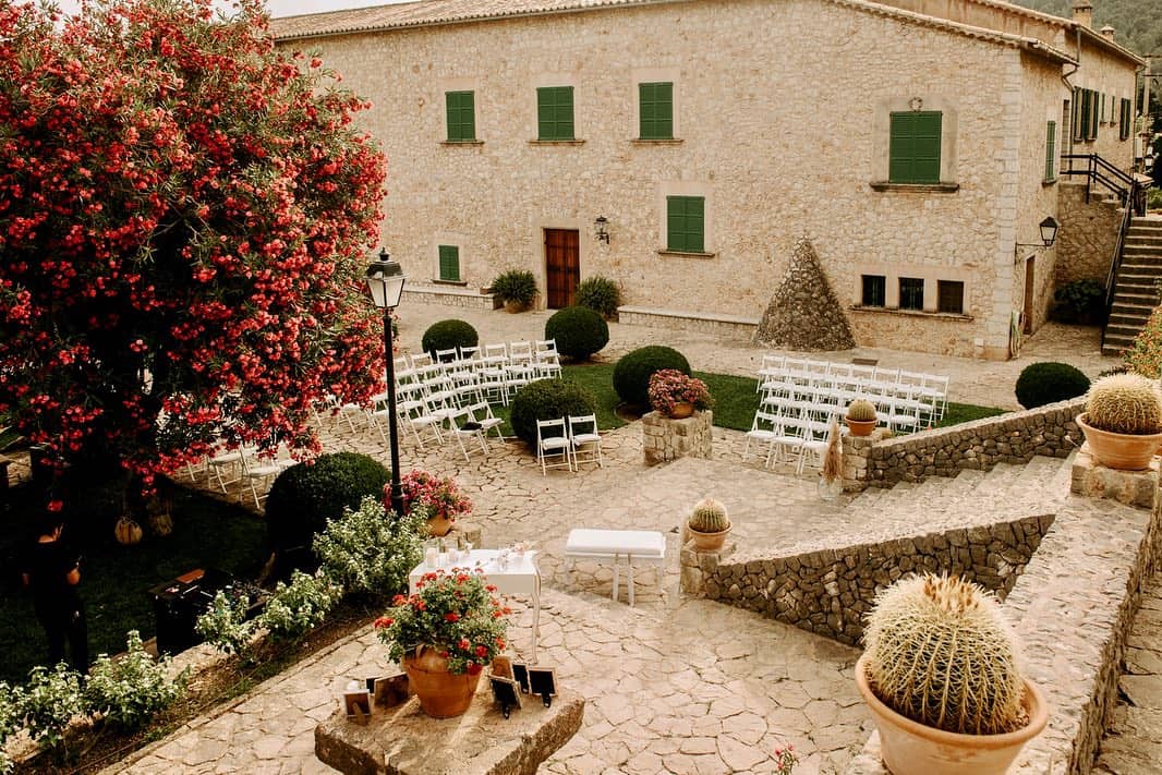Amplio espacio al aire libre en Finca Son Berga, Mallorca, ideal para bodas bajo el cielo abierto. Esta es una de las mejores fincas para bodas en Mallorca.