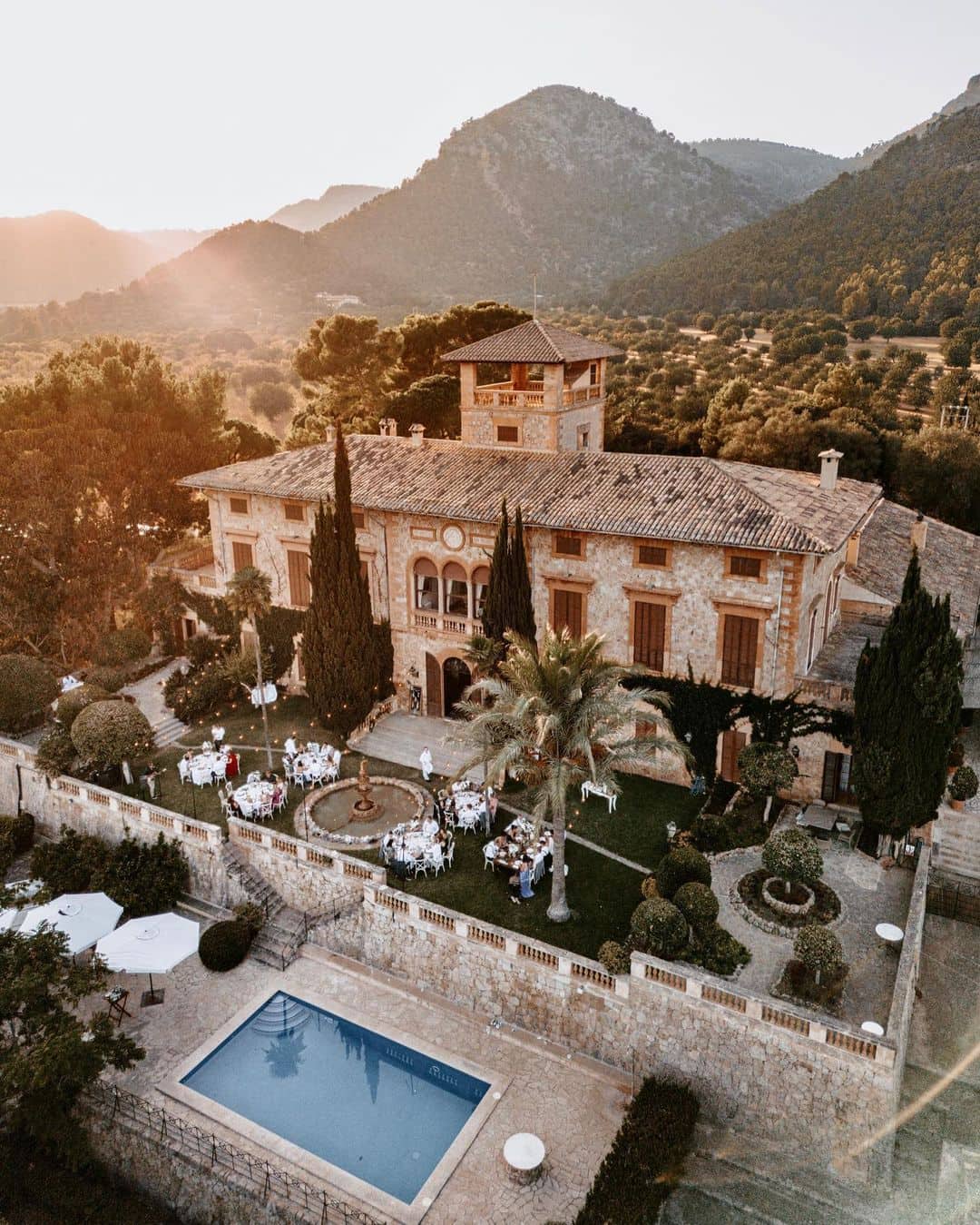 Vista aérea de Finca Son Togores con las majestuosas montañas al fondo.