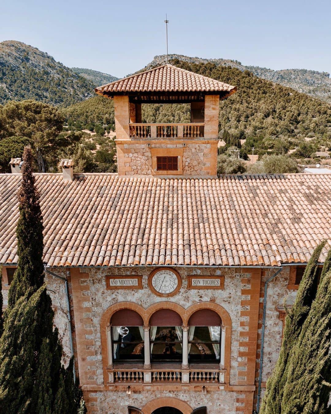 Vista panorámica de los tejados de Finca Son Togores en Mallorca, con la majestuosa Sierra de Tramuntana de fondo. Esta es una de las mejores fincas para bodas en Mallorca.