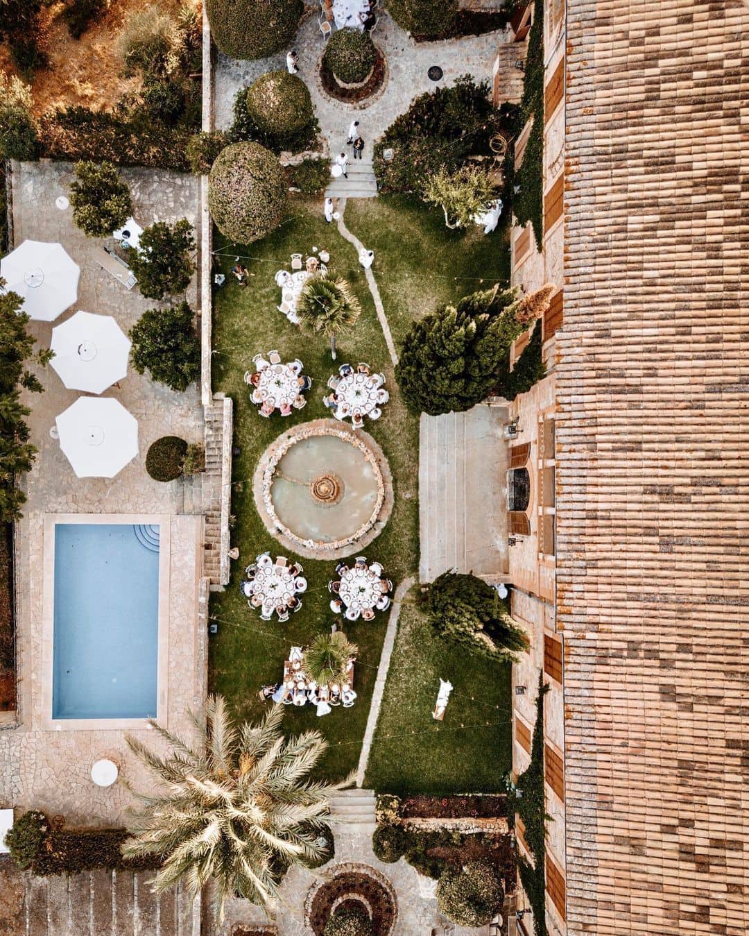 Vista aérea de Finca Son Togores en Mallorca, mostrando el encantador jardín y la reluciente piscina. Esta es una de las mejores fincas para bodas en Mallorca.