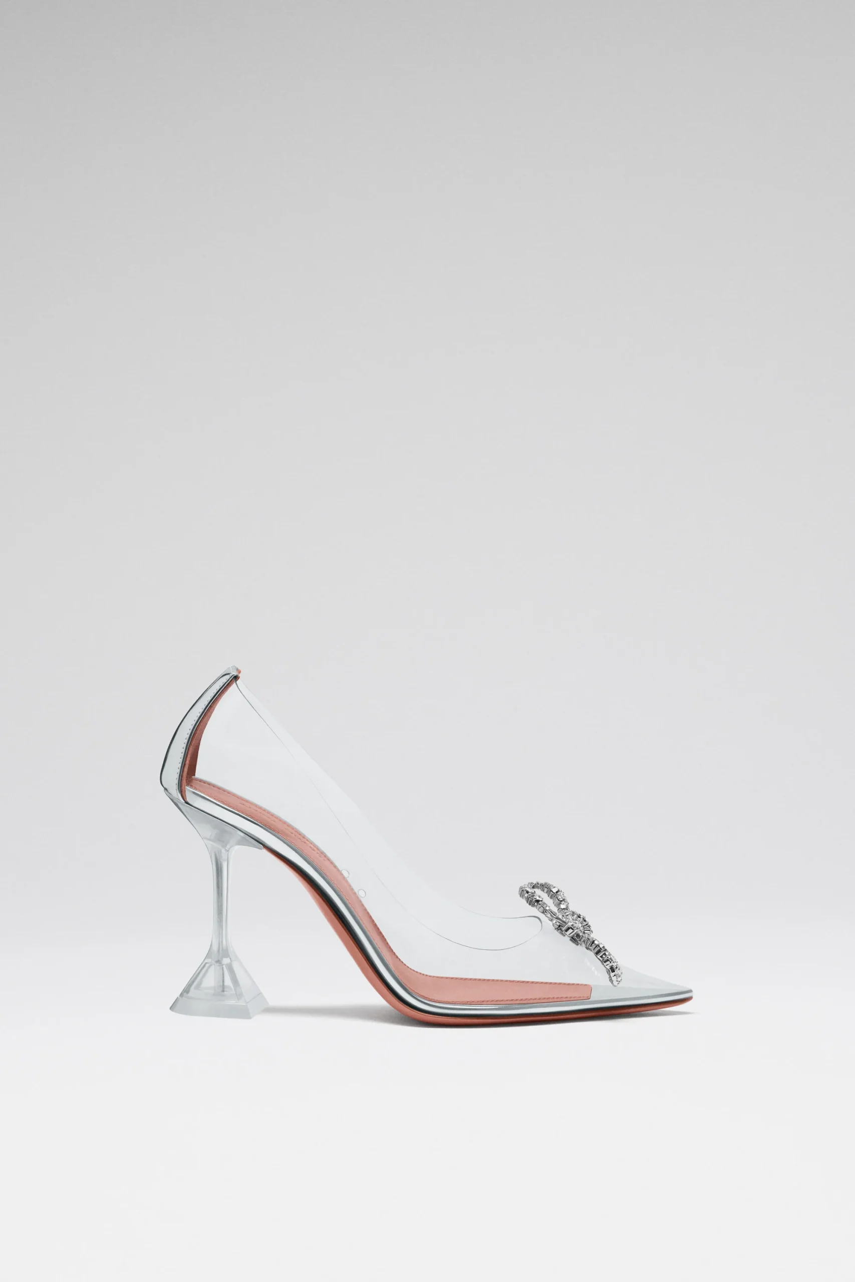 Amina Muaddi Rosie Glass Pump en color transparente con lazo de cristales, ideal para novias