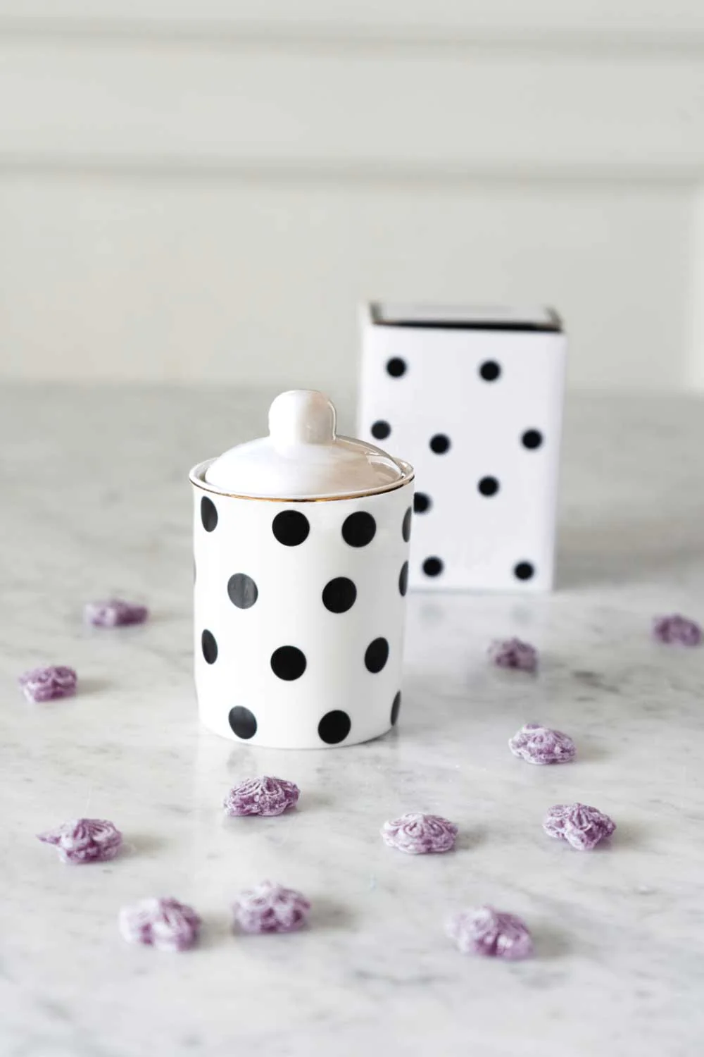 Regalos para invitados: Tarro de lunares de Cristina Oria con violetas dulces.