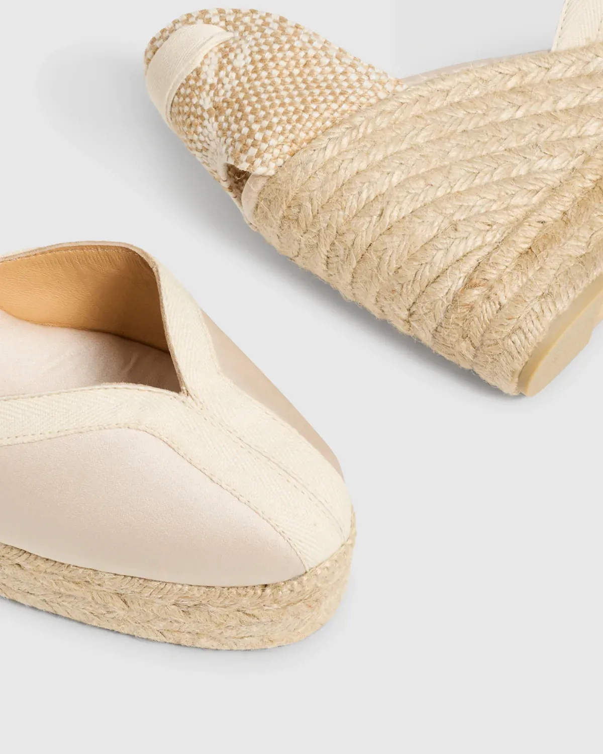 Alpargatas Castañer Carmen para novias, con tacón de cuña y detalles en raso y tejido trenzado