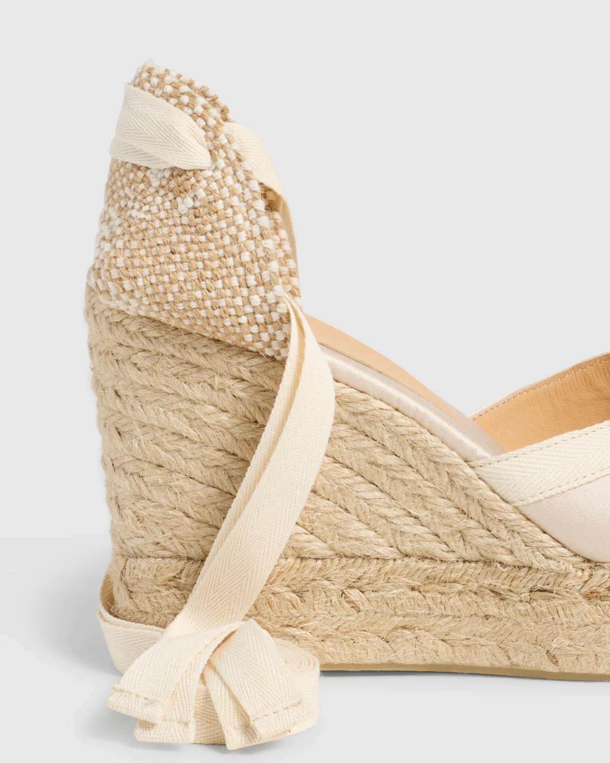 Alpargatas para novia de Castañer modelo Carmen en raso con diseño de escote en V y talonera en tejido trenzado