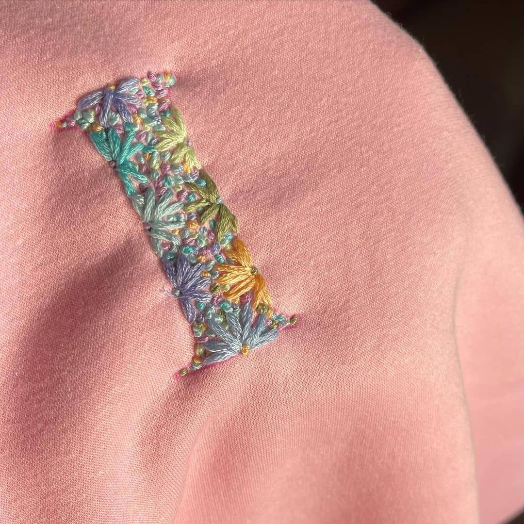 Regalos de boda para invitados: Sudadera rosa con bordado personalizado de la letra 'I'.