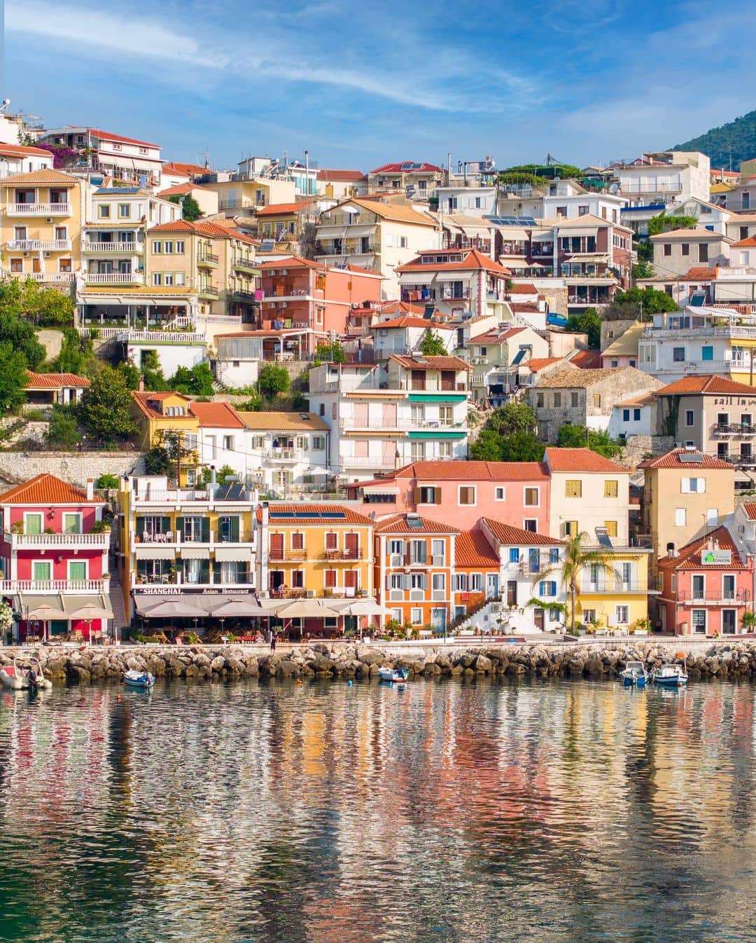 Pueblo en una isla del Dodecaneso con casas de colores pintorescos. Es uno de los mejores destinos para tu luna de miel