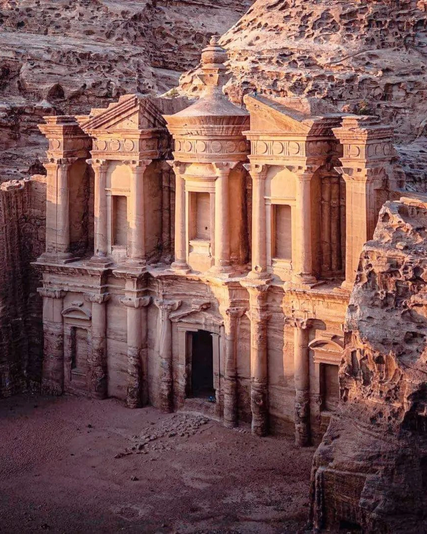 Vista aérea de la ciudad de Petra en Jordania. Es uno de los mejores destinos para tu luna de miel