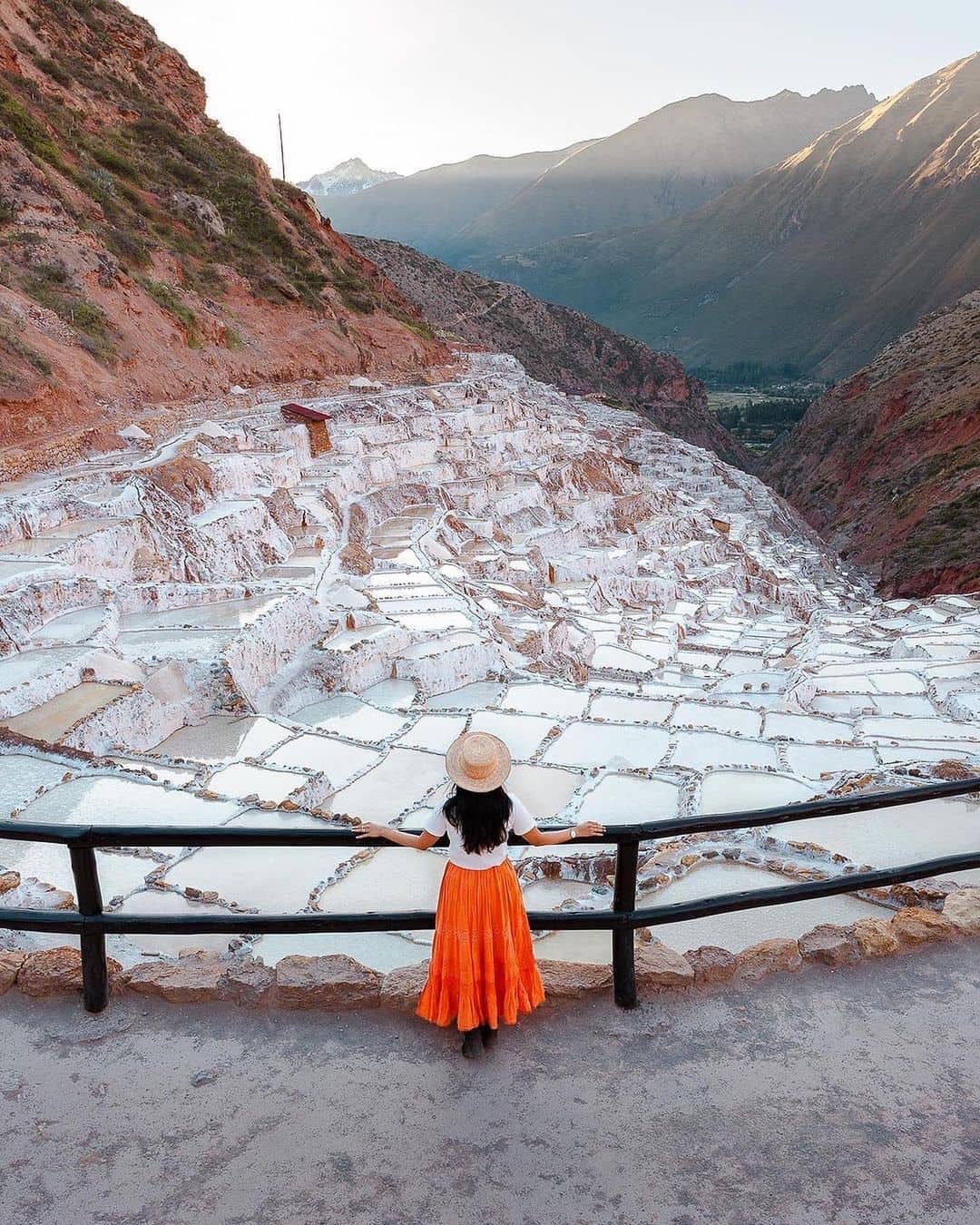 Mujer en luna de miel mirando a las montañas peruanas al horizonte