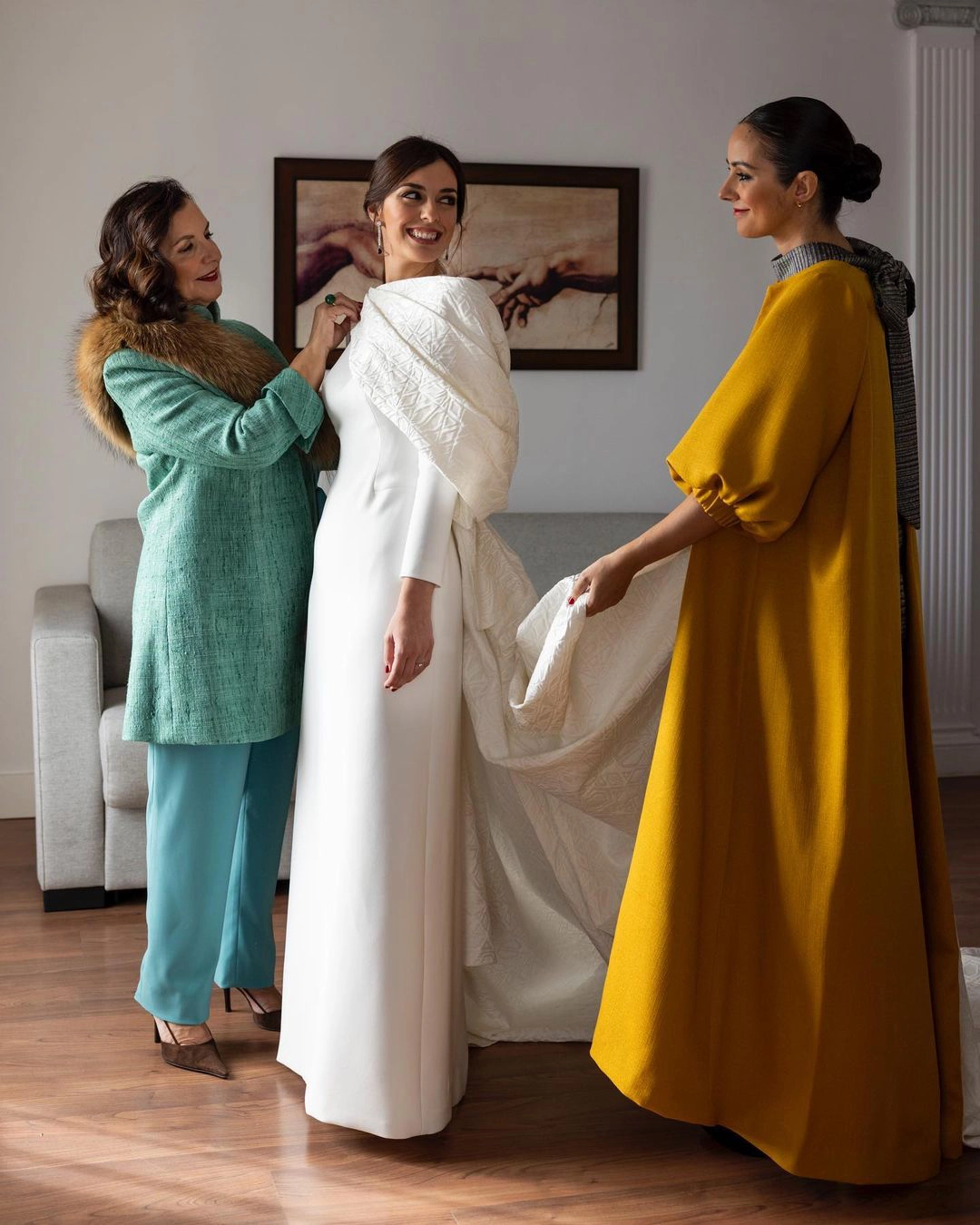 Novia de invierno con invitadas preparándose para su boda.