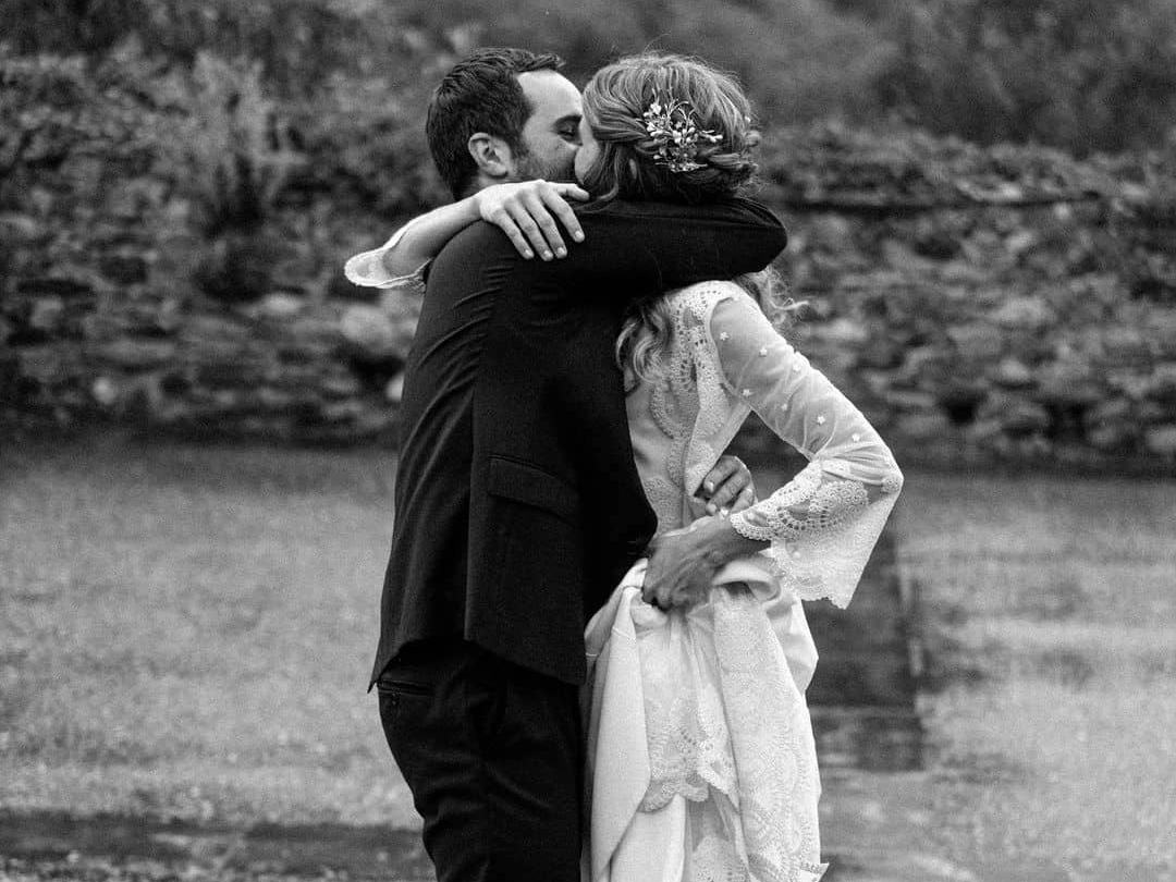 Novios abrazándose fuertemente, en un momento de pura emoción tras intercambiar sus votos matrimoniales.